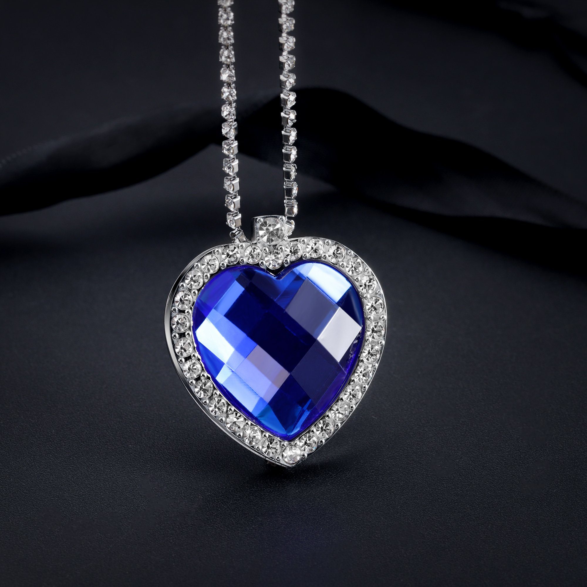 Kim Johanson Kette mit Anhänger Herz des Ozeans, aus Edelstahl, mit blauem Kristall-Herzanhänger