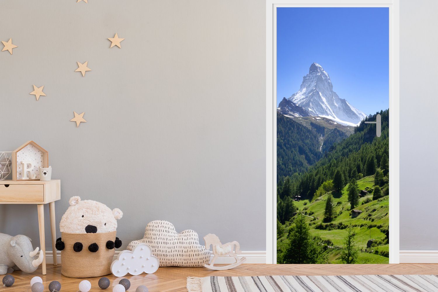Türtapete Matt, Matterhorn im 75x205 für (1 St), Schweizer bedruckt, grünen Türaufkleber, Bäumen, mit Alpen cm Fototapete MuchoWow Tür,
