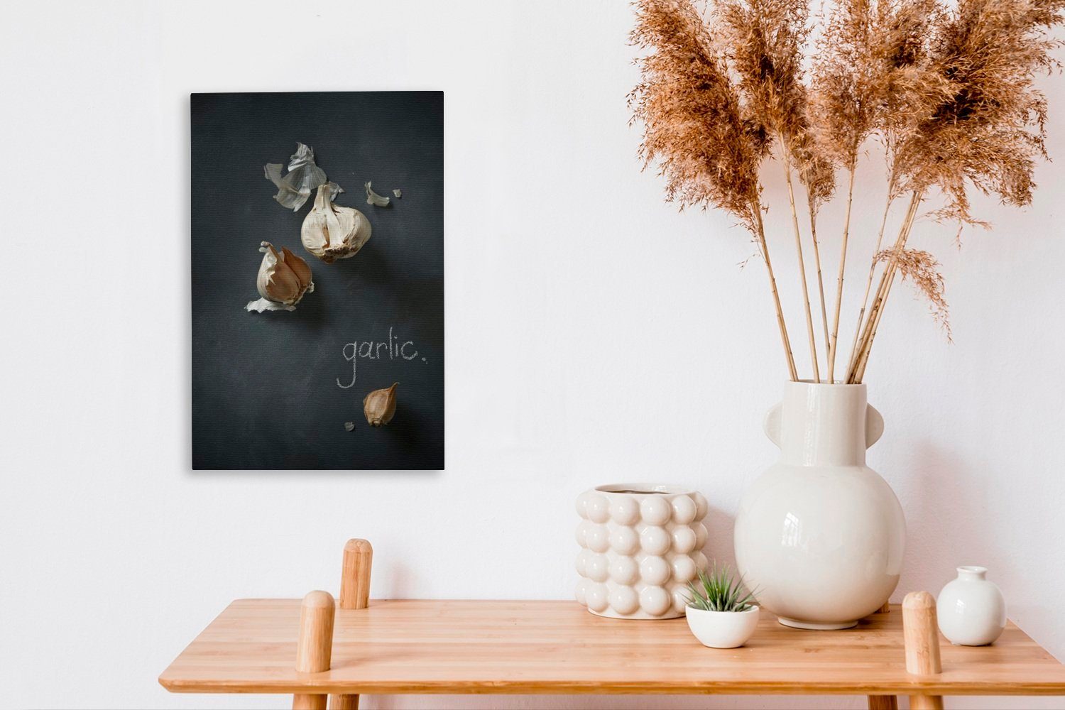 OneMillionCanvasses® Leinwandbild Knoblauch auf einer Leinwandbild Zackenaufhänger, inkl. Tafel cm 20x30 St), Text, Gemälde, mit fertig (1 bespannt