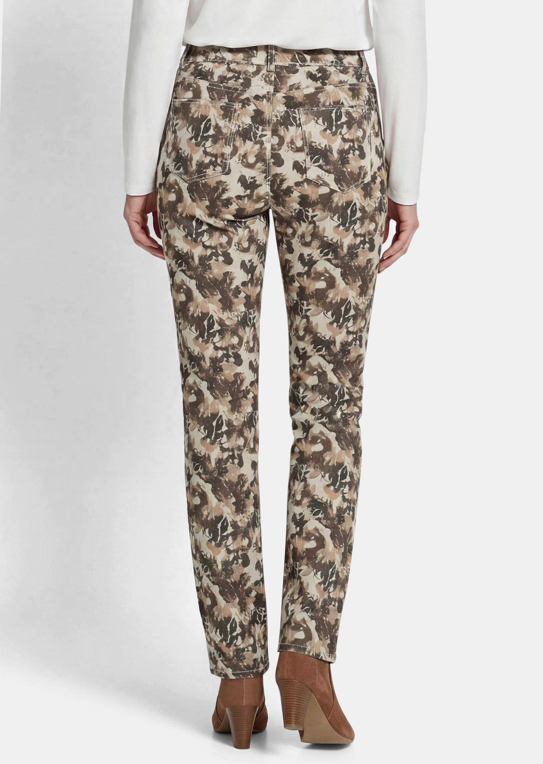 GOLDNER Stoffhose Druckhose LOUISA im Jeans-Look Schmale 5-Pocket-Hose aus Baumwollmix mit Formbund und Blätterprint