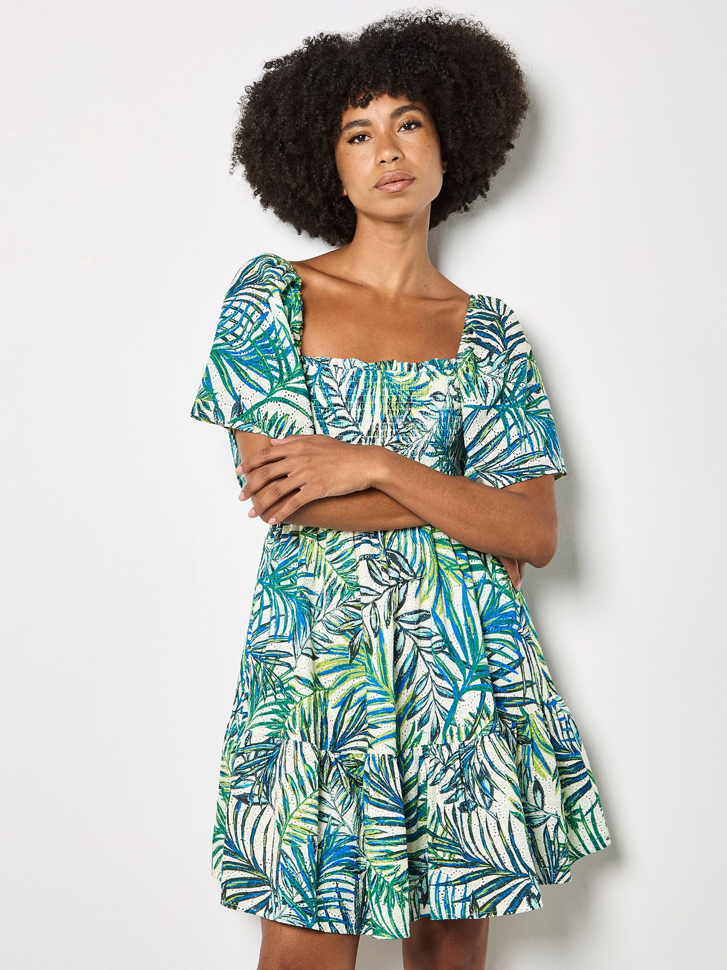 Apricot Druckkleid Minikleid mit Palmenprint, Smokarbeit und Broderie