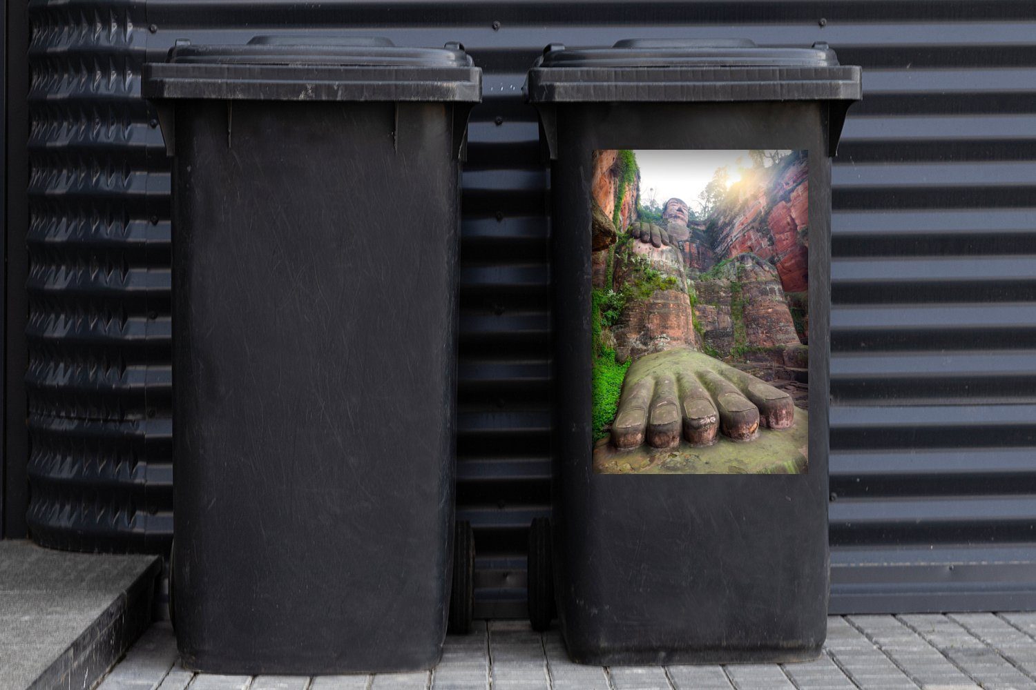 Sticker, MuchoWow Container, Mülltonne, Fuß von St), Mülleimer-aufkleber, China asiatischen Abfalbehälter in Leshan Wandsticker des großen Buddhas (1