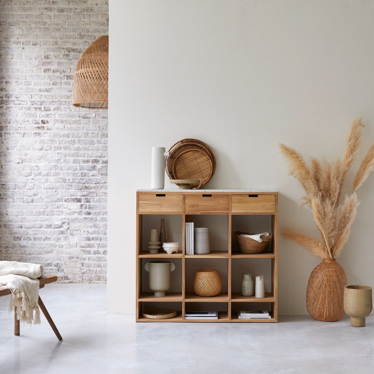 Tikamoon Bücherregal Niedriges Bücherregal Miho aus massivem Teakholz mit Premium-Terrazzo