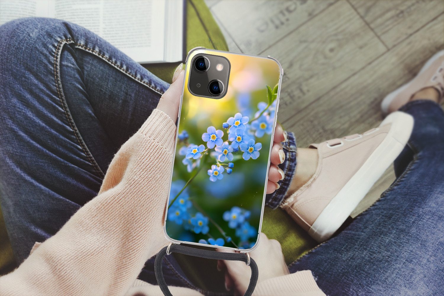 MuchoWow Handyhülle für Apple iPhone 13 Mini Blumen - Blau - Vergissmeinnicht, Tragbare Handyhüllen mit Kette zum umhängen, Handykette Handyband