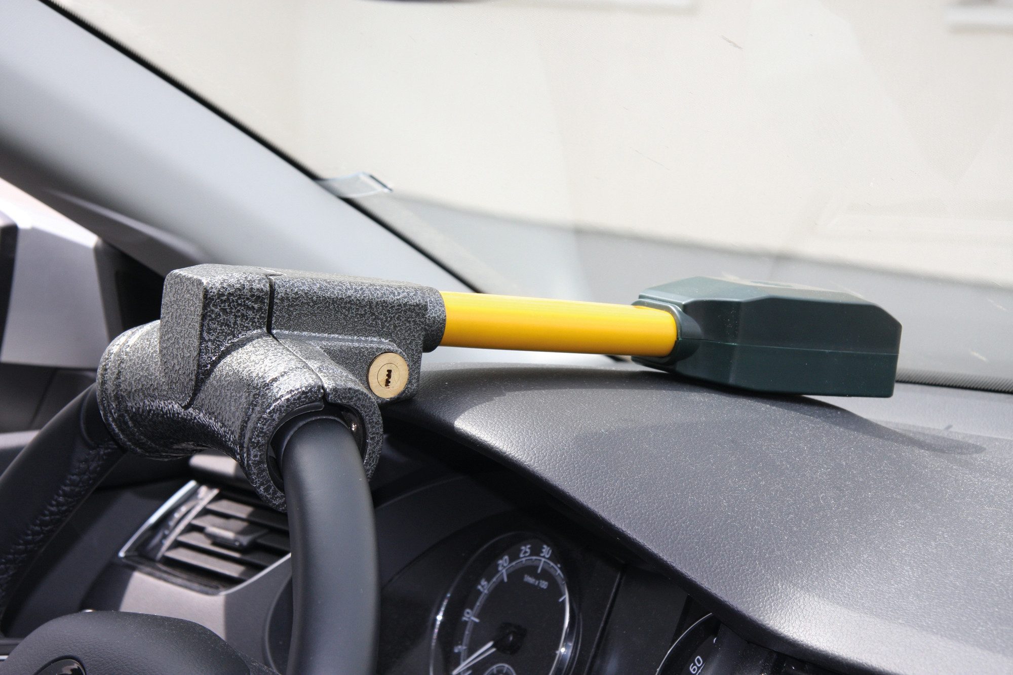 BASI Lenkradkralle KFZ Diebstahlsicherung (Packung), Alarm 120 dB, Lenkradsperre PKW LKW, 2 Schlüssel, Farbe Gelb/schwarz – Bild 2 von 3