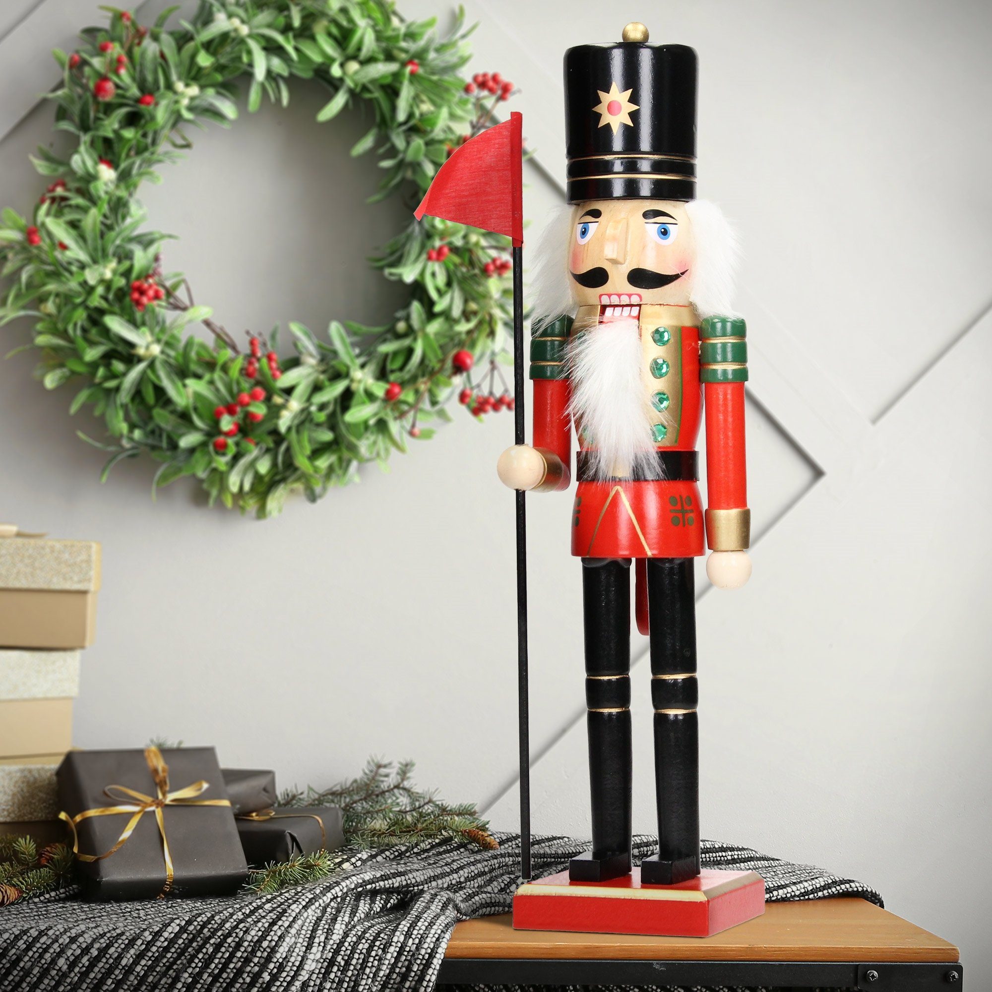 ECD Germany Nussknacker Nussknacker Figur Soldat Weihnachten Holzfigur König Puppet Marionette, 38cm schwarzer Hut Fahne Holz Unikat handbemalt