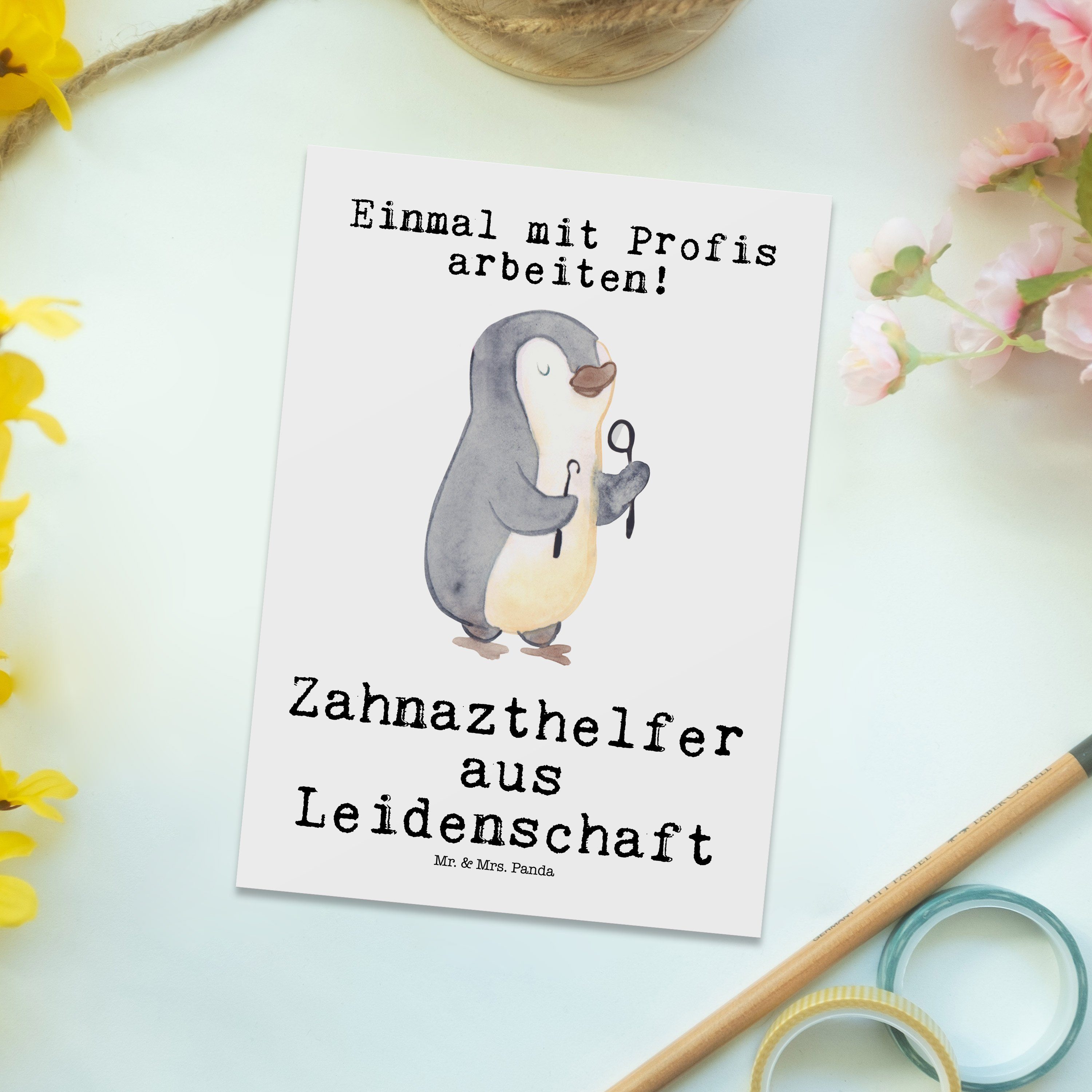 D - Mrs. Jubiläum, Weiß Zahnarzthelfer Beruf, - aus Leidenschaft Geschenk, Mr. Panda Postkarte &
