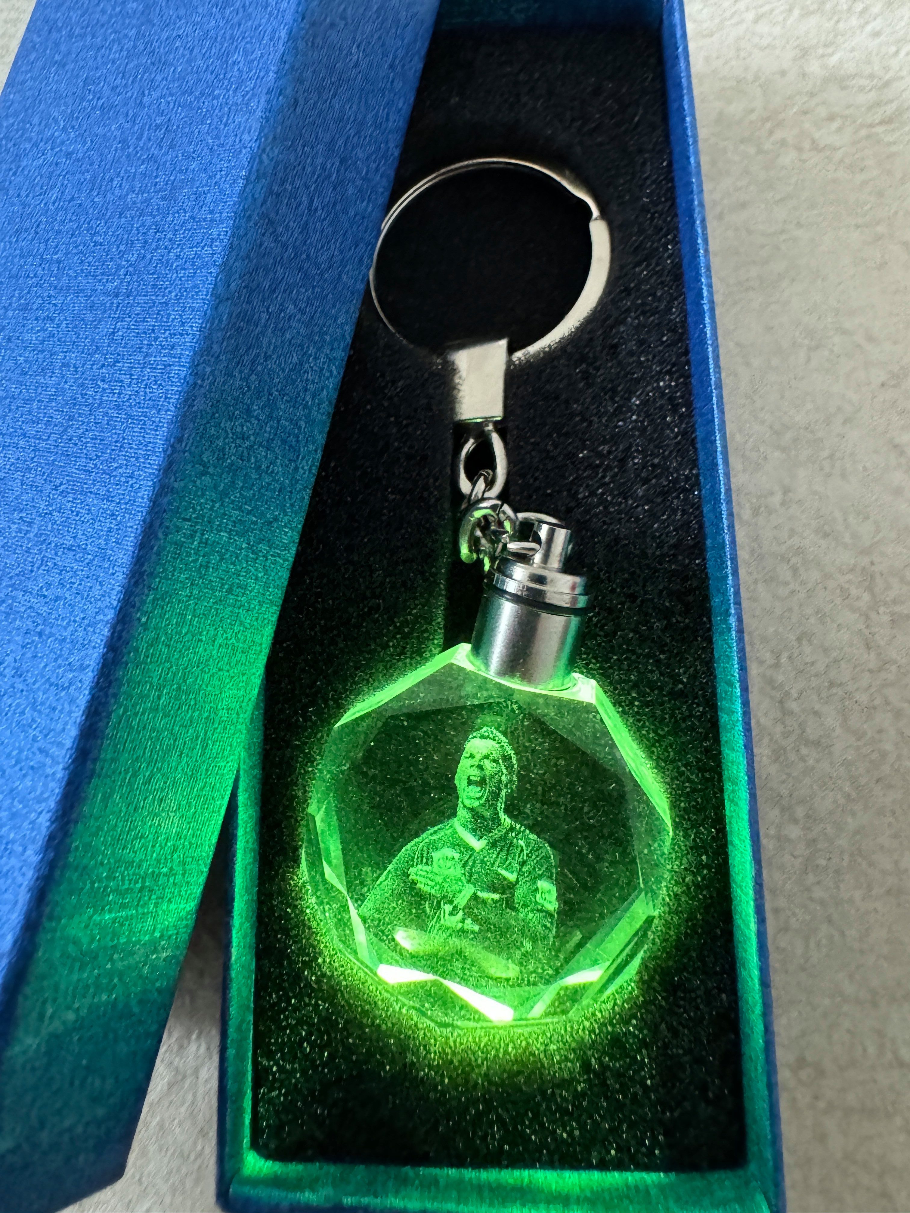 Stelby Schlüsselanhänger mit Gravur Cristiano Ronaldo Schlüsselanhänger Multicolor LED mit Geschenkbox (Perfekt für Geburtstage und Weihnachten, 1-tlg., Robuste – Bild 3 von 4