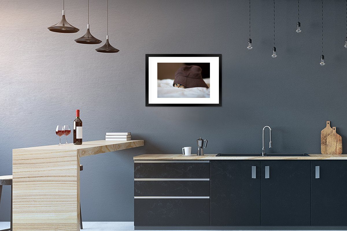 MuchoWow Poster Katze - braun - Hut, (1 St), mit Rahmen, Kunstdruck, Gerahmtes Poster, Schwarzem Bilderrahmen