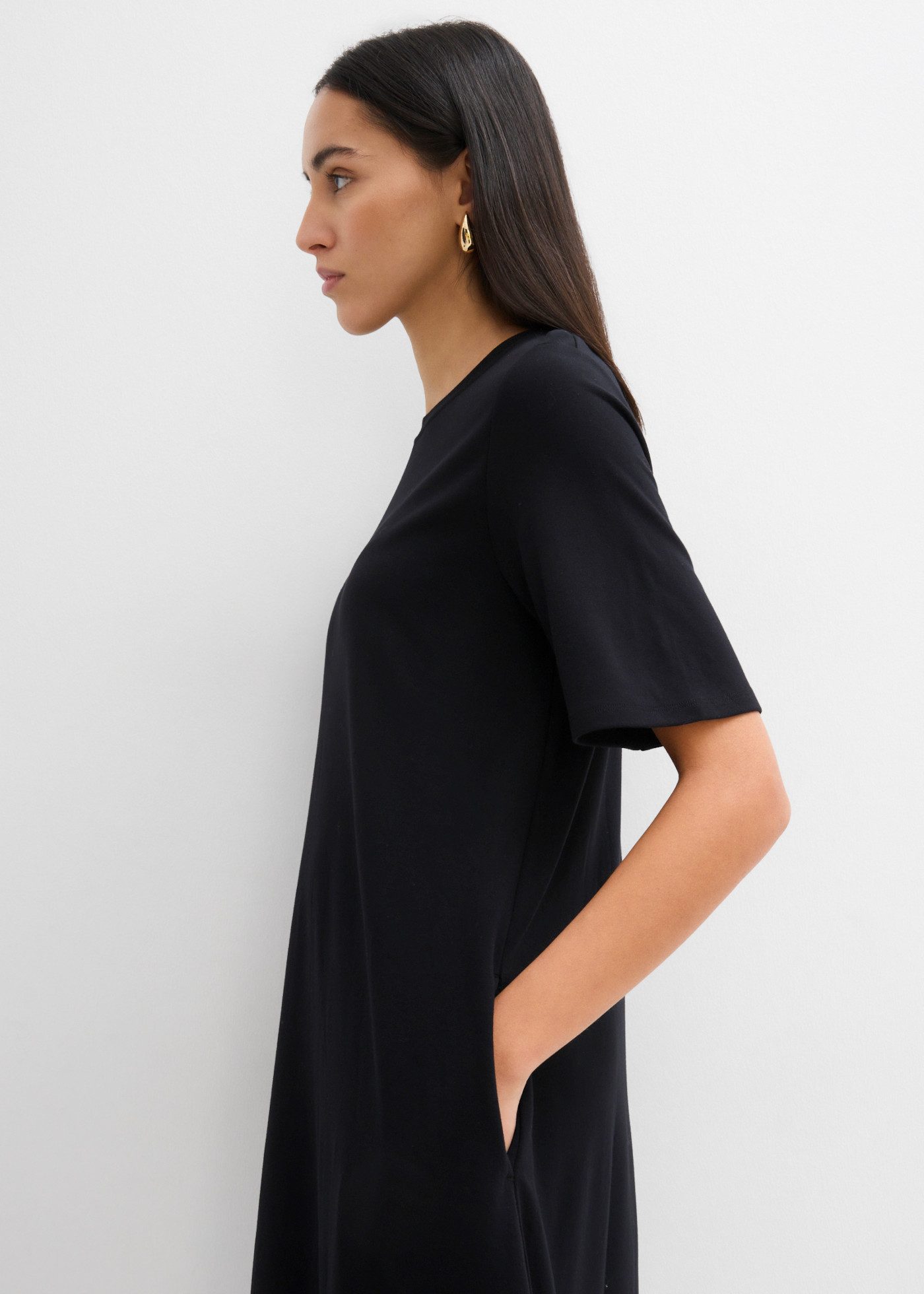 bonprix Shirtkleid lässige Passform, A-Linie, Kurzarm-Design, aus Viskose, ohne Kragen