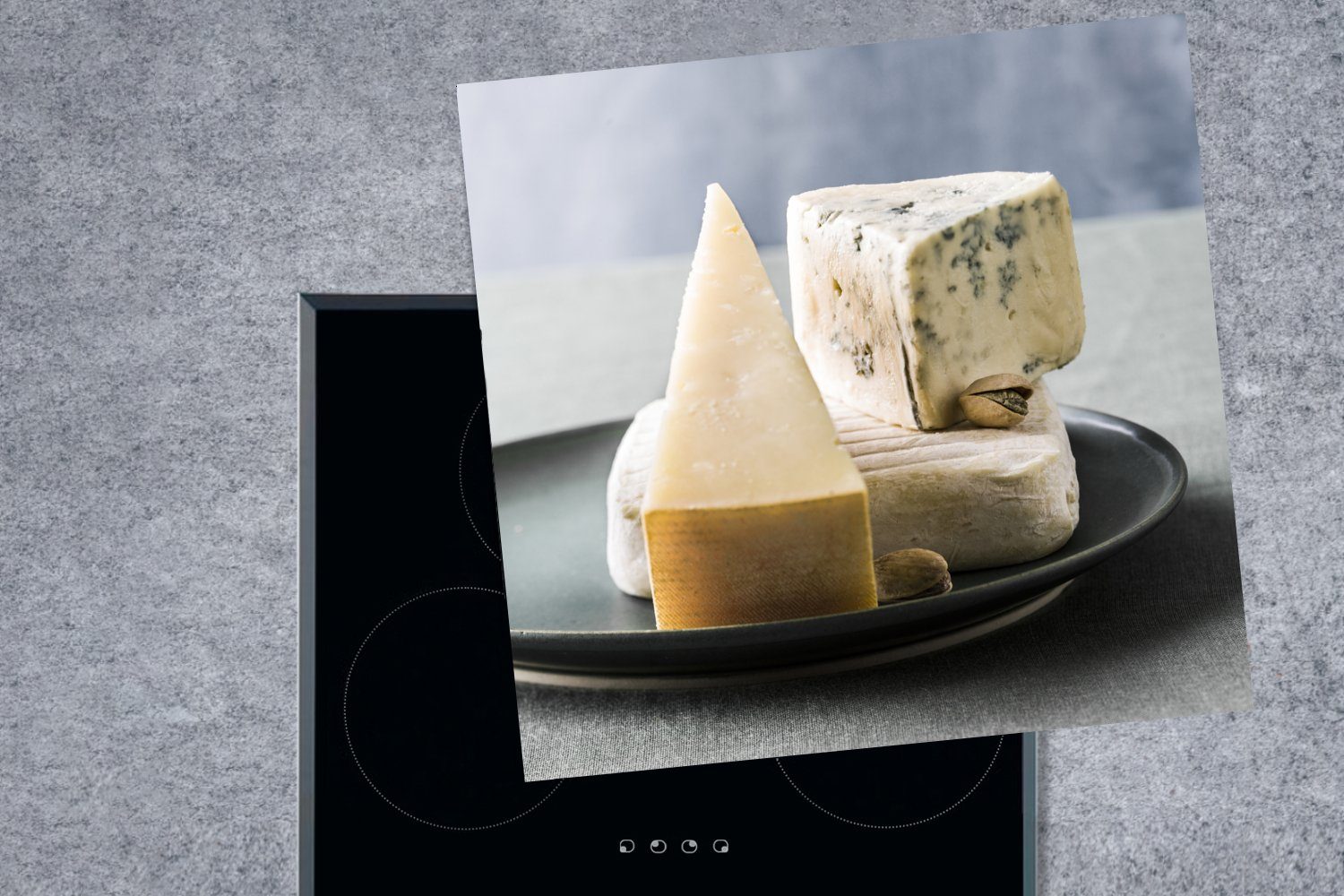 Ceranfeldabdeckung, Arbeitsplatte Käse Teller, Nahaufnahme tlg), für küche MuchoWow Herdblende-/Abdeckplatte Vinyl, auf einem 78x78 cm, (1