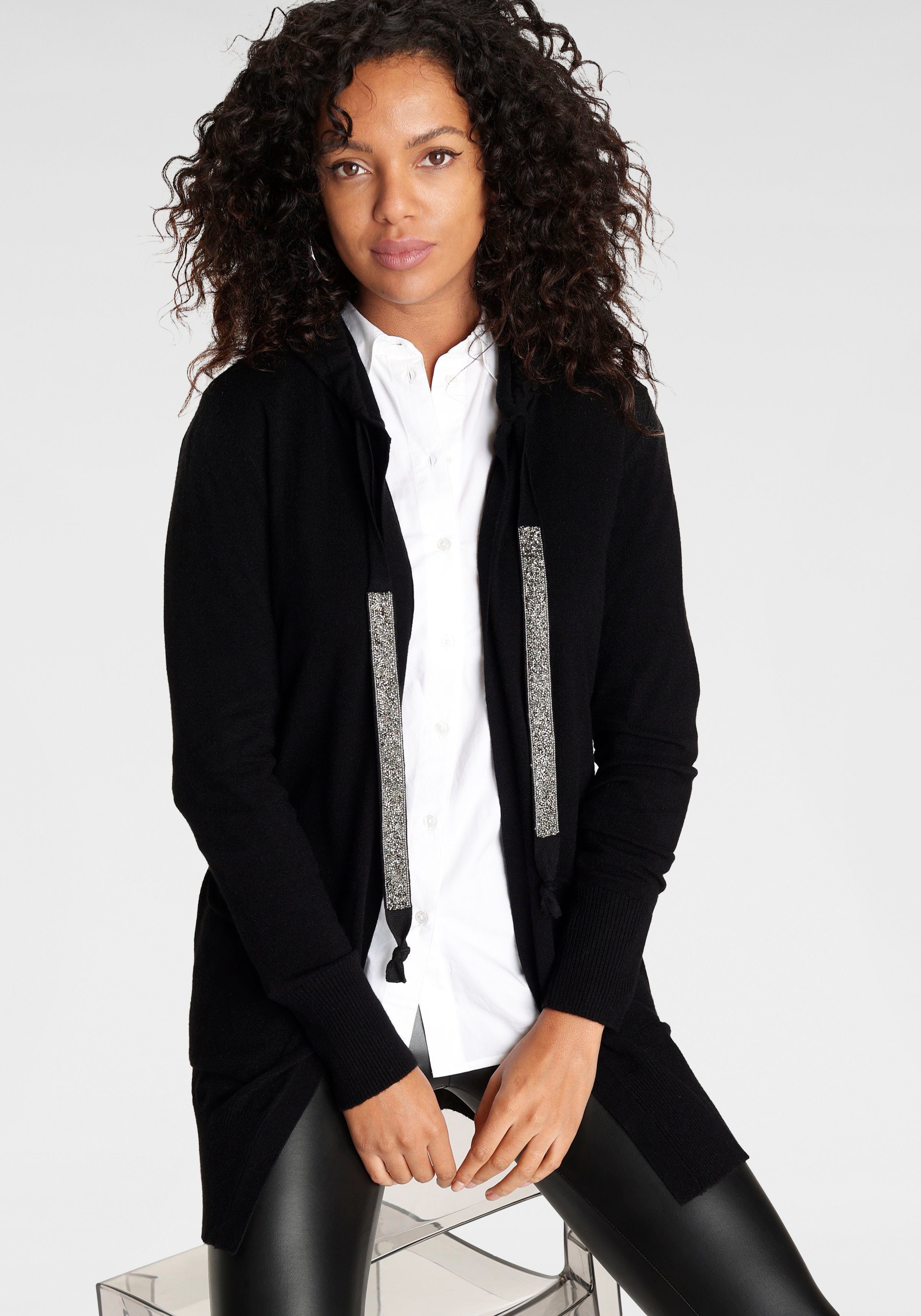 Laura Scott Kapuzenstrickjacke mit Kapuze und glitzernden Bändern günstig online kaufen