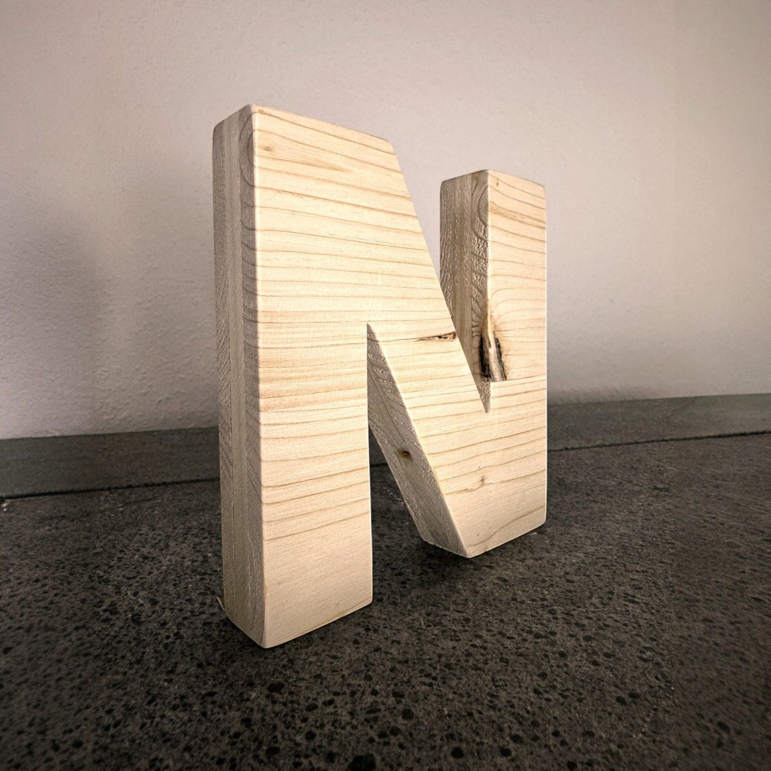 Zayno Deko-Buchstaben Holzbuchstabe "N" aus massivem Fichtenholz (Packung, 1 St., Fördert das Kennenlernen des Alphabetes), in liebevoller Handarbeit aus hochwertigem Fichtenholz gefertigt.