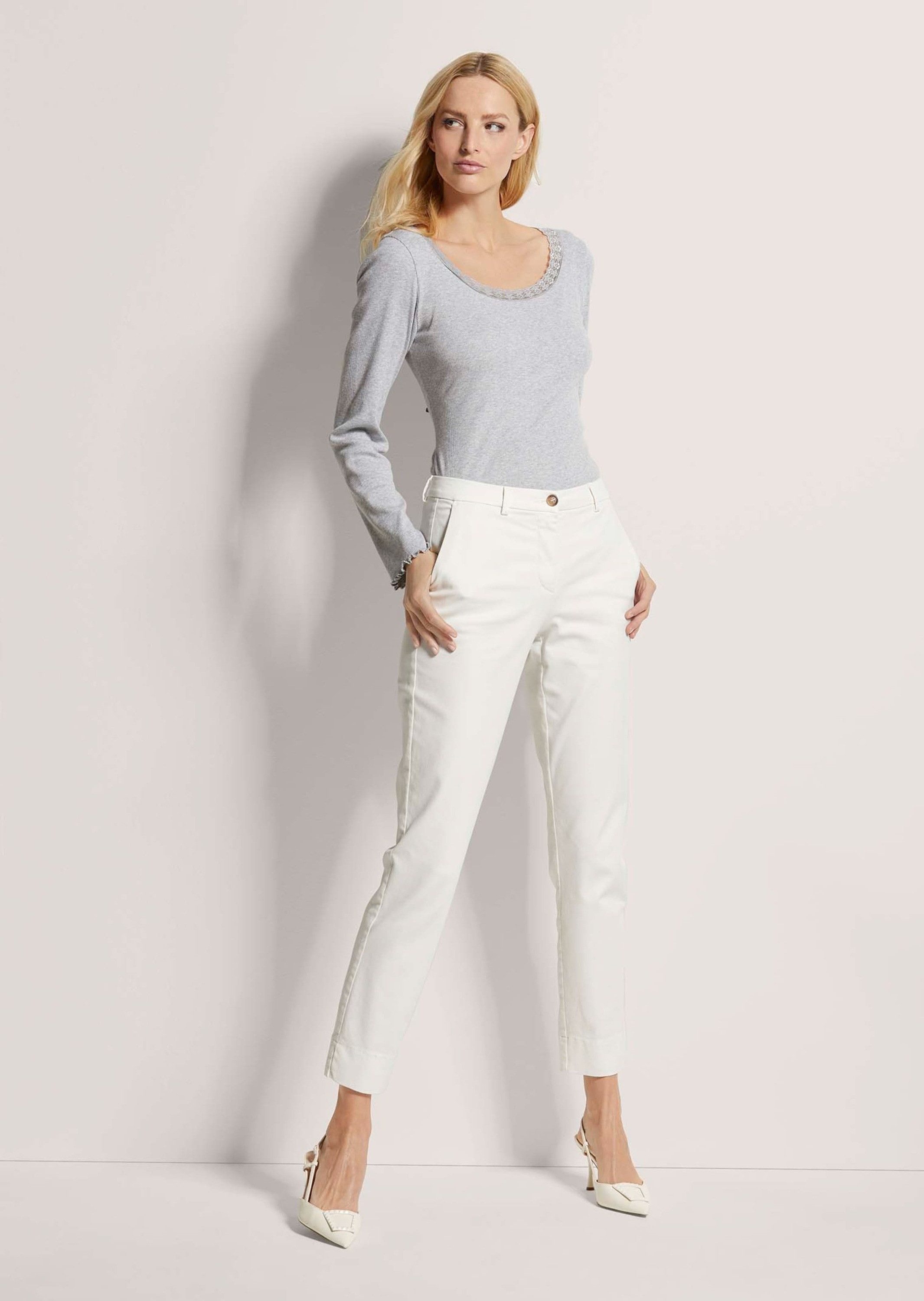 MADELEINE Chinos Modische Chinohose mit Bügelfalten Schlichtes Design mit praktischem Verschluss und Gürtelschlaufen