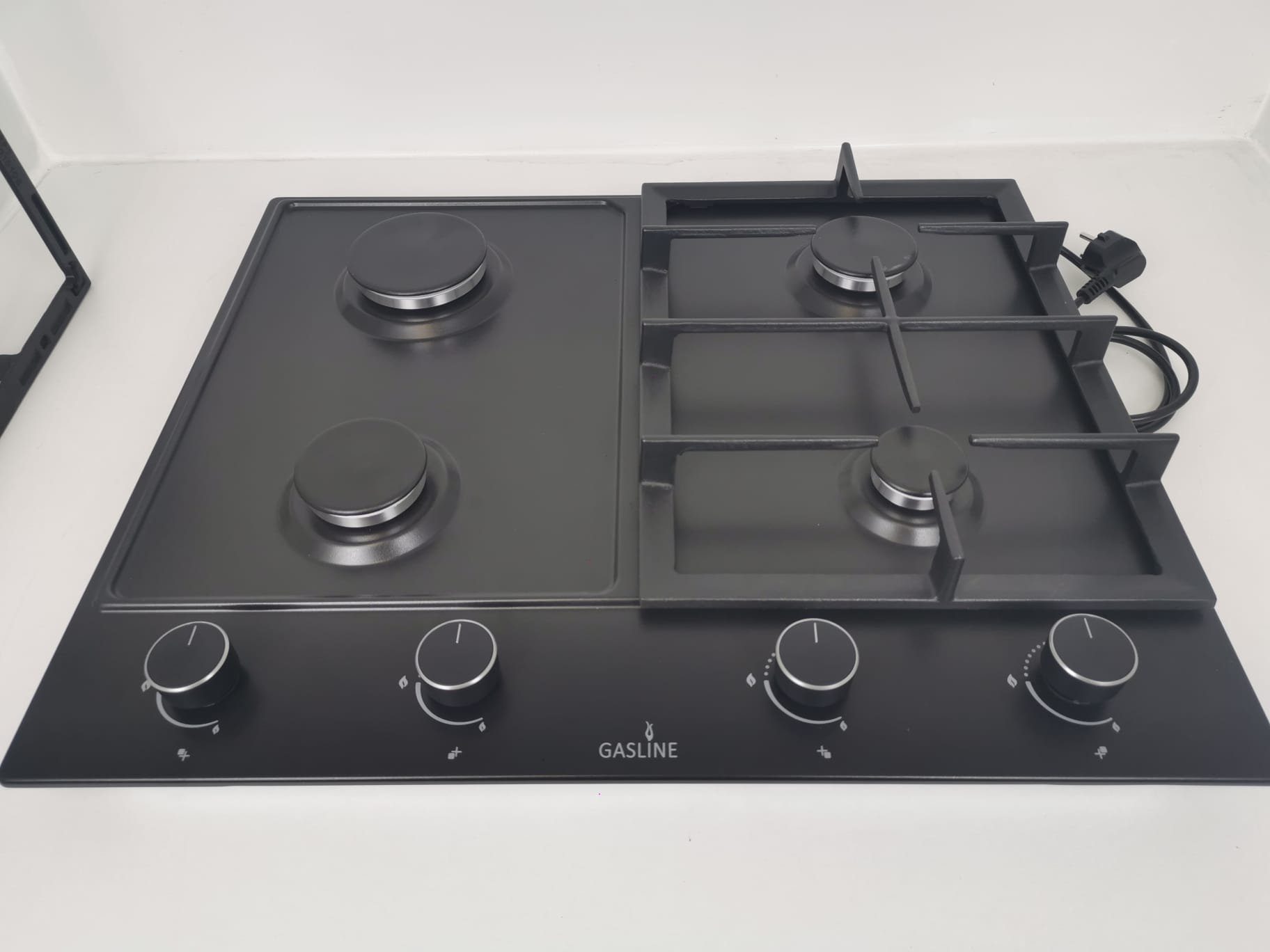 Gasline Gas-Kochfeld mit Gusseisen Topfträger, elektrische Zündung und Zündsicherung, 60cm breit, autark, 4 flammig, Sabaf-Brenner GAG60INB, Edelstahl, Erdgas 20mbar / Propangas 50mbar