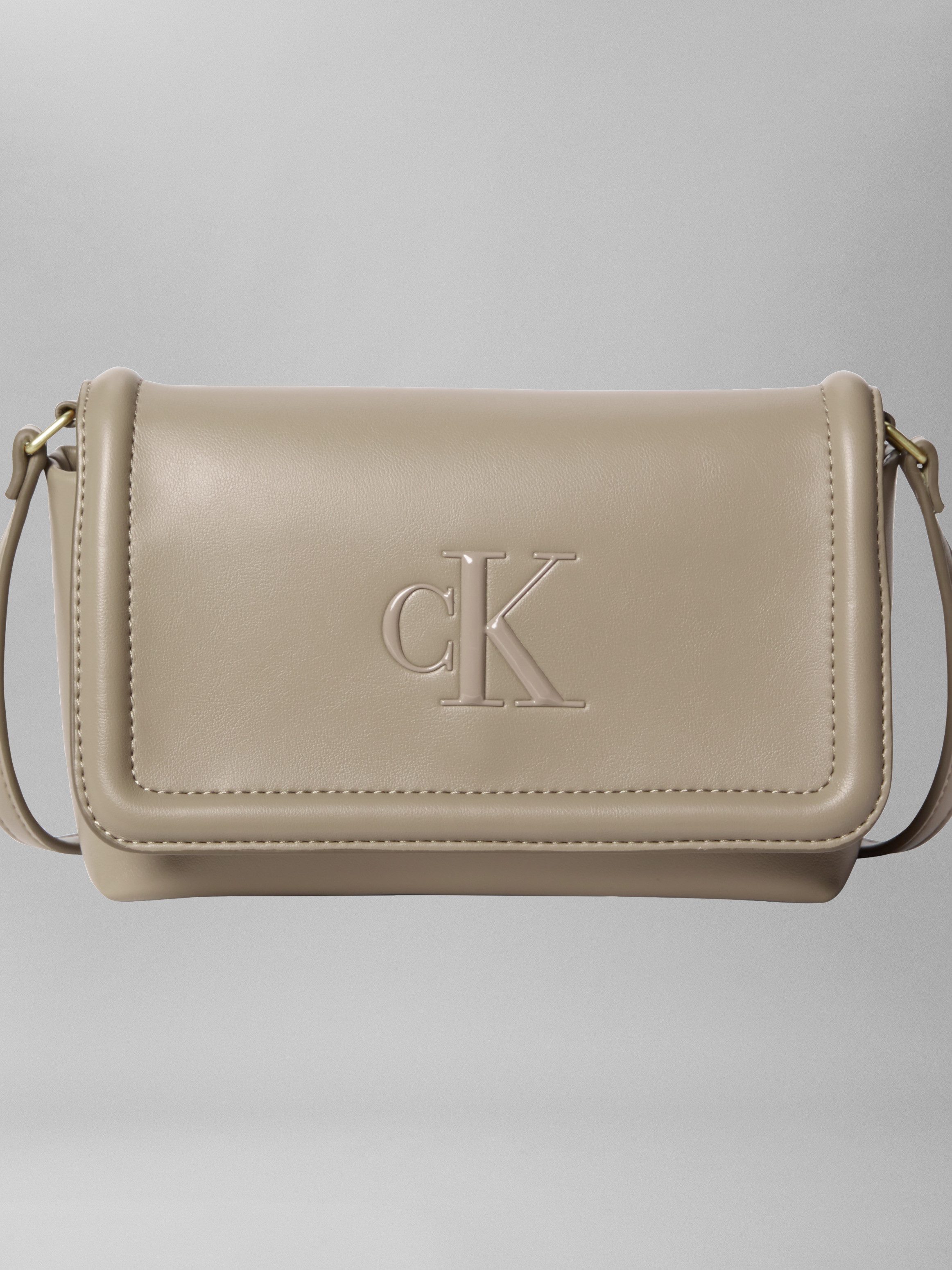 Calvin Klein Umhängetasche RAISED CK FLAP CROSSBODY, Damen-Schultertasche, Handtasche, kleine Abendtasche mit CK-Logo