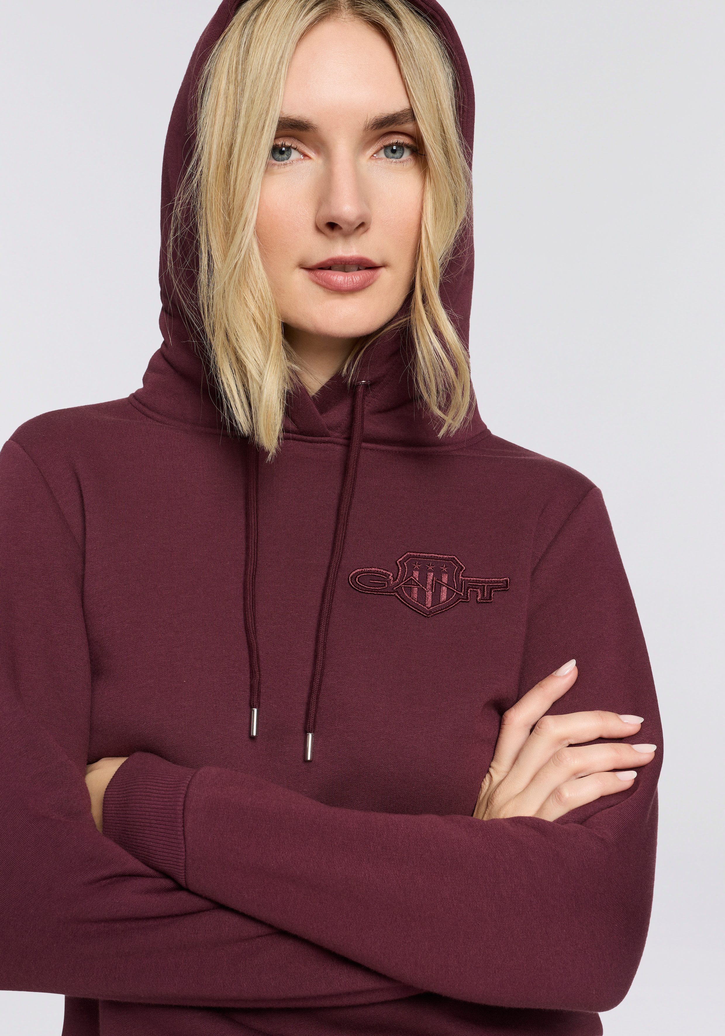 Gant Hoodie REG TONAL SHIELD HOODIE Ton in Ton Stickerei, Rippbündchen