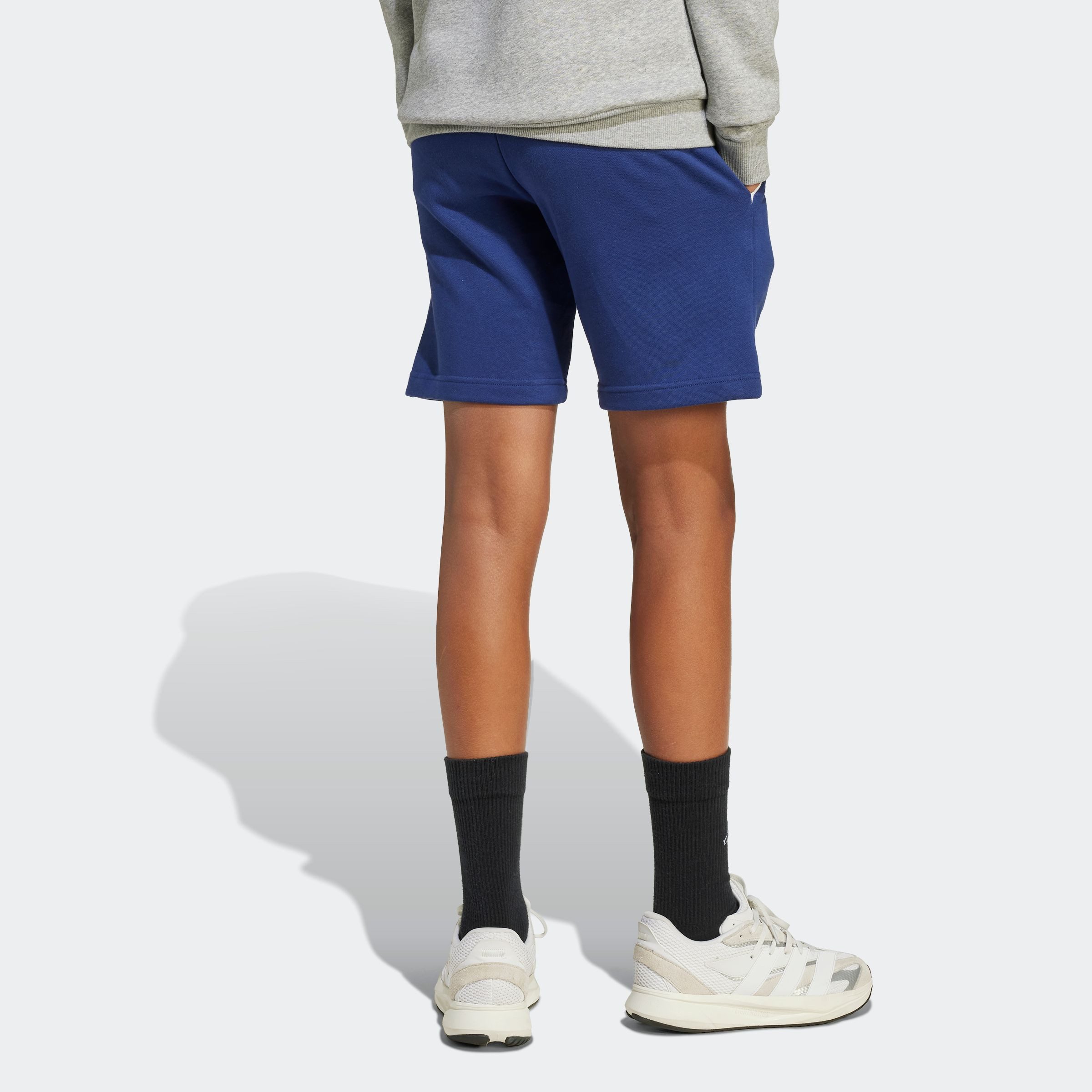 adidas Sportswear Shorts SEASONALS ESSENTIALS COLLEGIATE TYPOGRAPHY KIDS für Kinder und Teens, sportlicher Stil, aus Baumwolle und Polyester – Bild 3 von 5