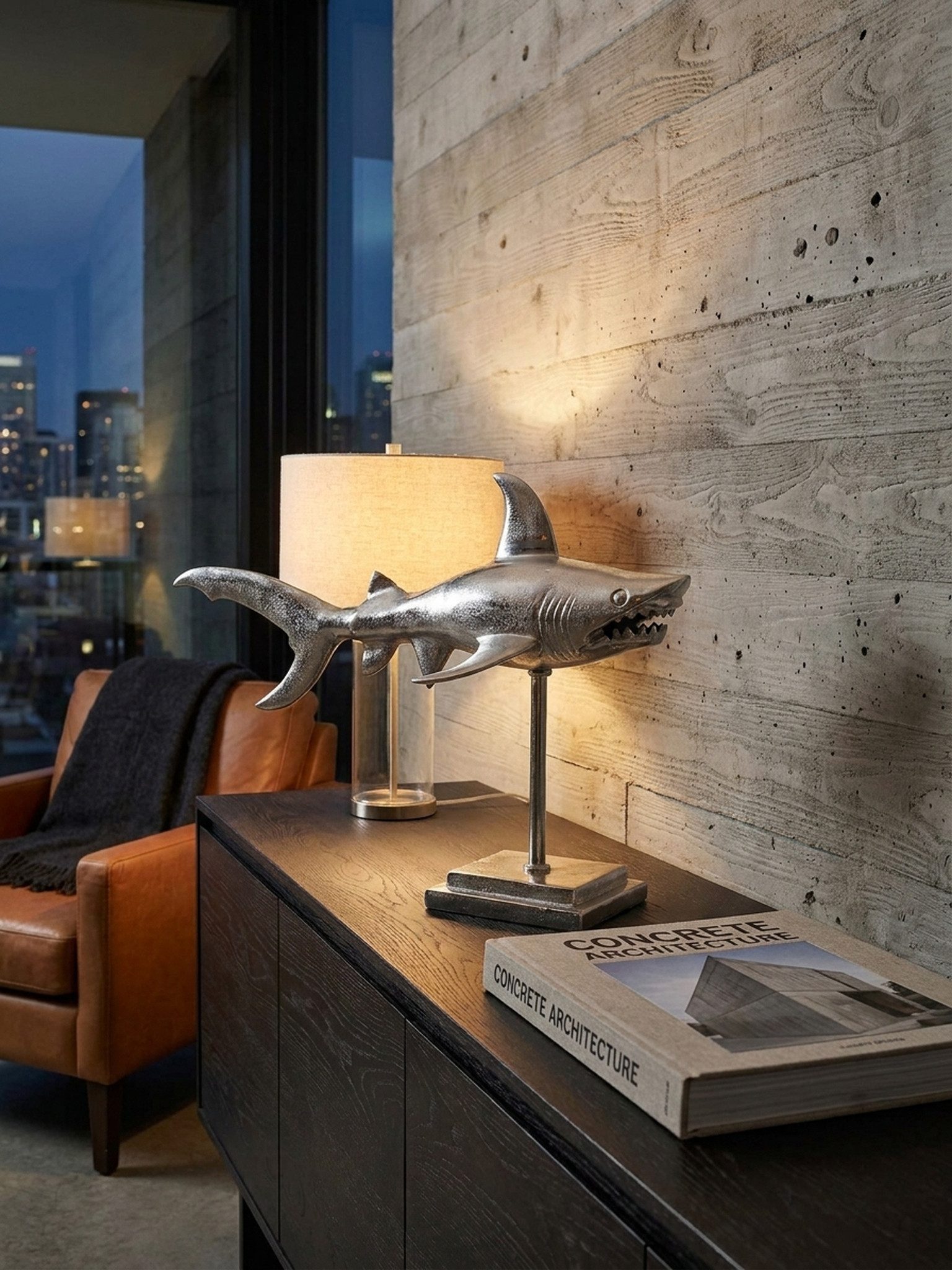 KADIMA DESIGN Dekofigur Dekofigur Hai Aluminium Silber Maritim 70 cm mit Sockel, Design (Dekoration Wohnaccessoire)