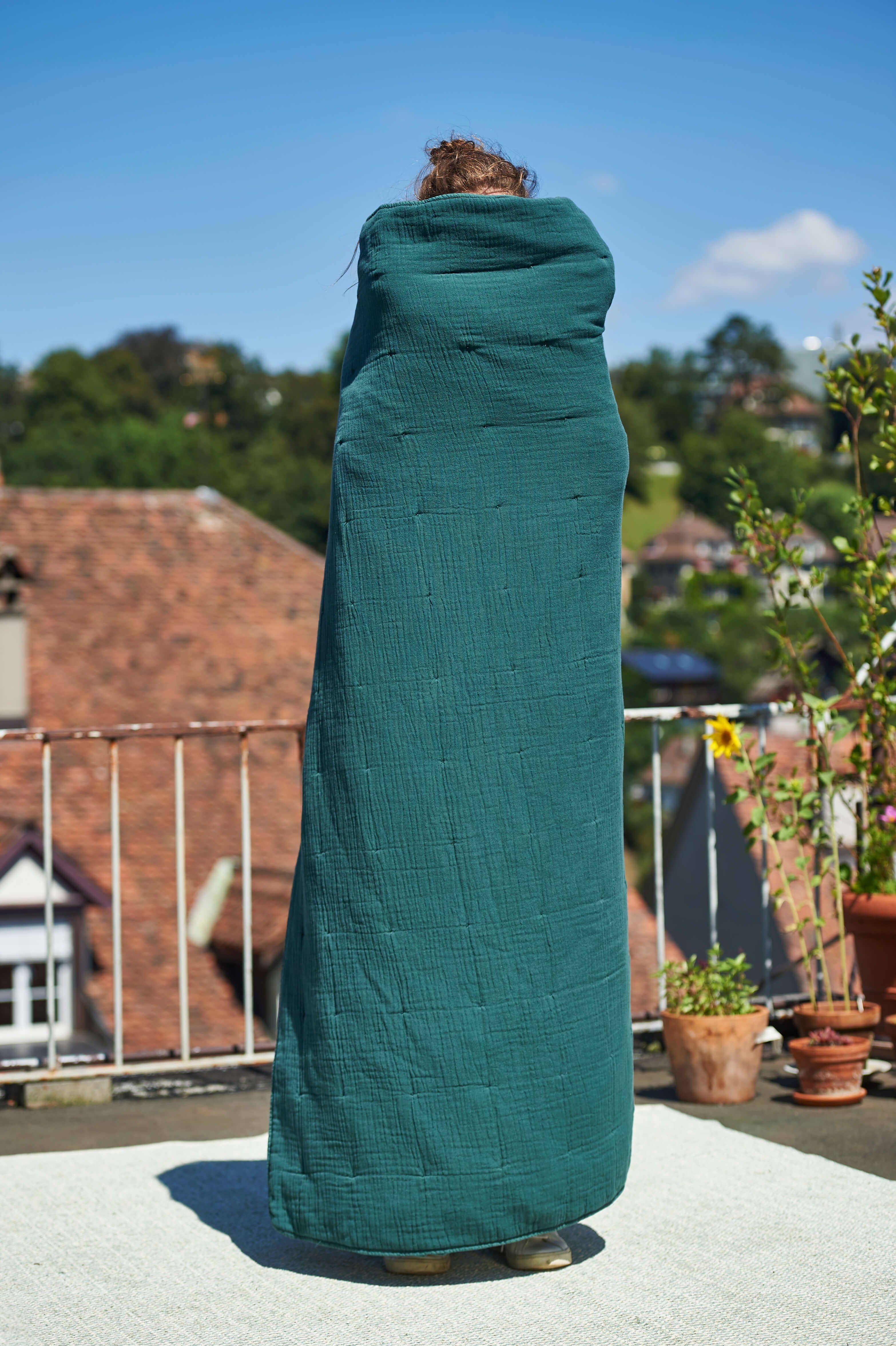 Tagesdecke Nora, lavie, Tagesdecke aus Bio Baumwolle mit recycelter PES Füllung für extra Weichheit und einen zeitgemäßen Look. dunkelgrün