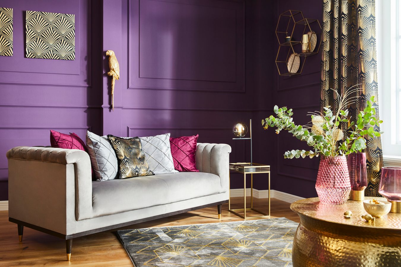 Art Deco Wohn Inspiration mit Sofa Teppich Tisch Regal