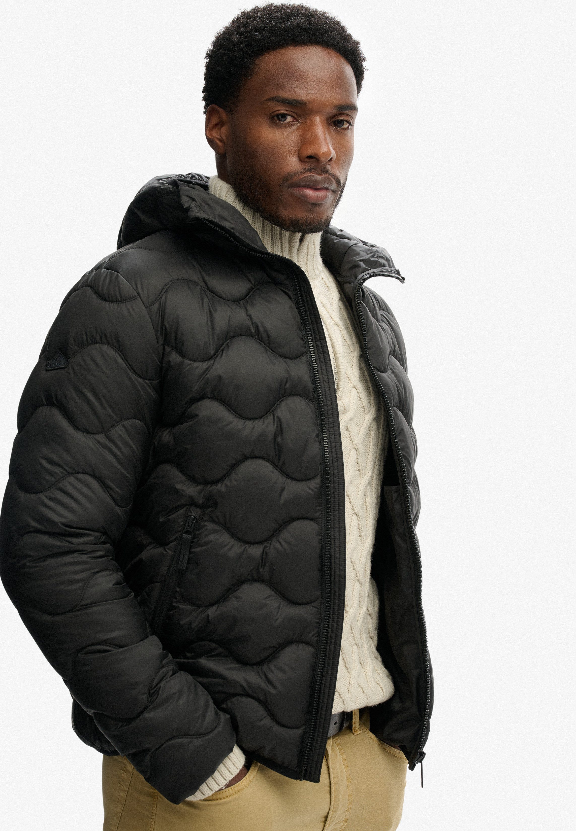 Superdry Steppjacke HOODED QUILTED WAVE PADDED JKT mit Markenlabel, Regular Fit, aus Polyester und Kunstfaser, unifarben – Bild 3 von 5