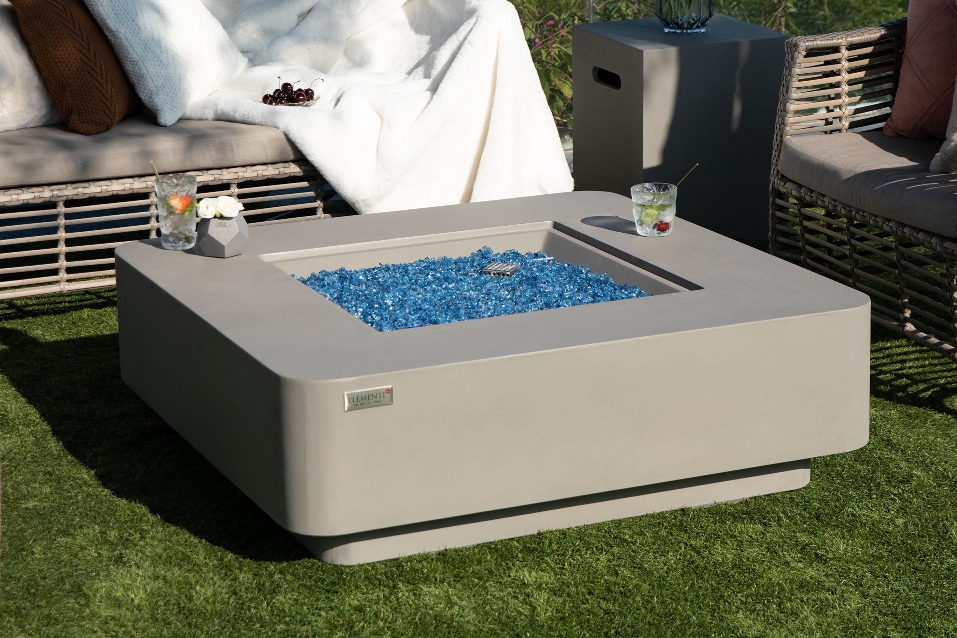 ELEMENTI Feuertisch LUCERNE Feuerstelle aus Beton - Komplett-Set mit Zubehör, (SET, 1-St., inkl. mehreren Komponenten), Beton,(107x107x35cm)