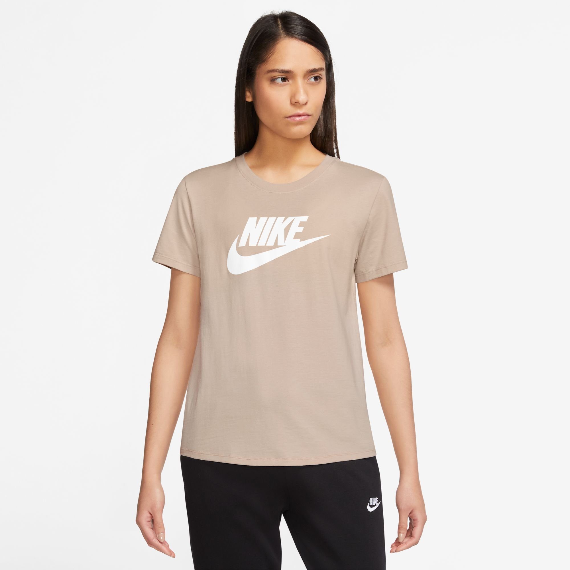 WOMEN'S Nike SANDDRIFT/WHITE ESSENTIALS LOGO T-SHIRT T-Shirt Sportswear