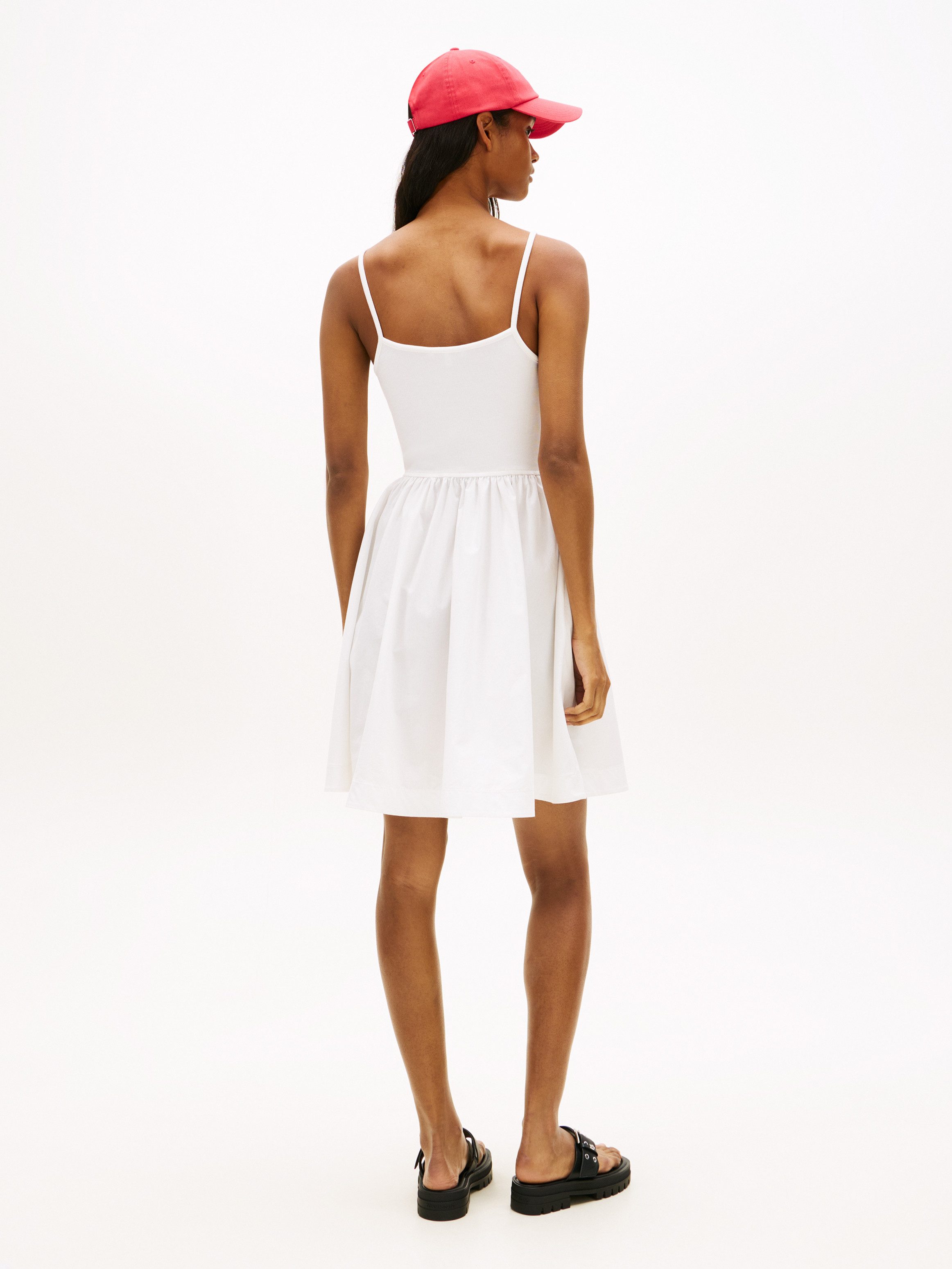Tommy Jeans Spaghettikleid TJW RIB POPLIN MIX STRAPPY DRESS Super Slim mit Falten am Rock