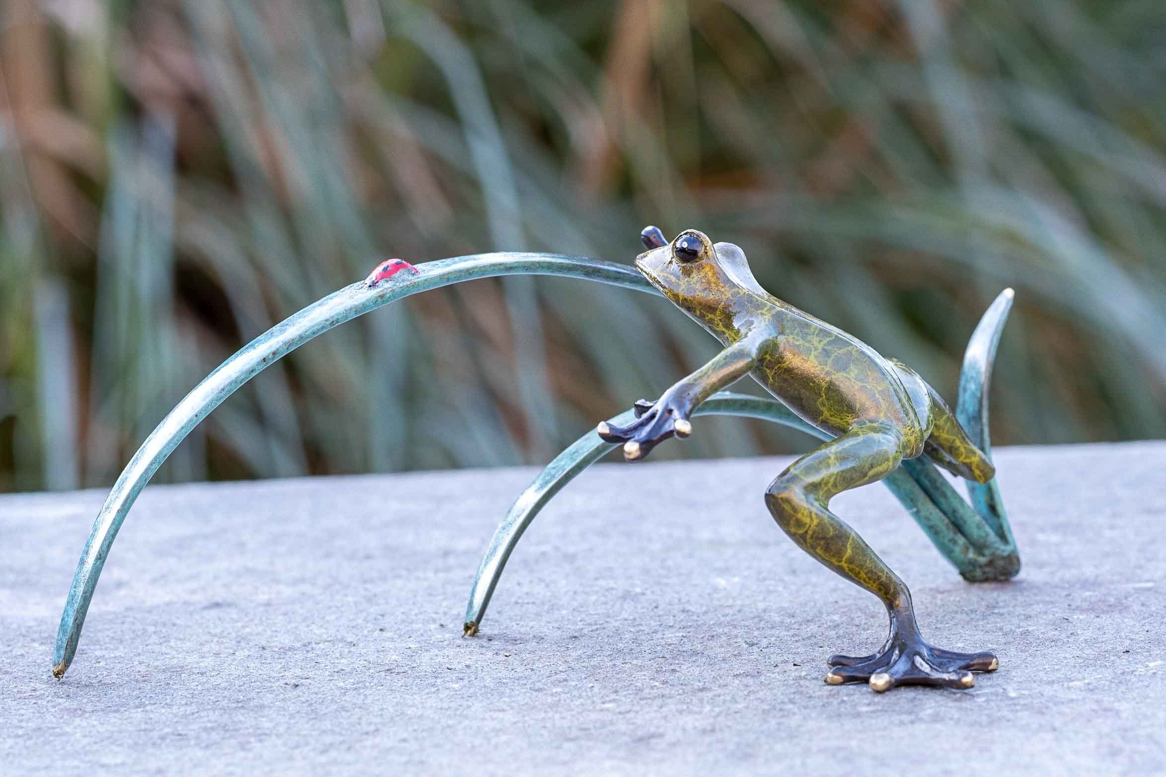 IDYL Dekofigur IDYL Bronze-Skulptur Frosch mit Marienkäfer auf einem Ast, Bronze – sehr robust – Langlebig – witterungsbeständig gegen Frost, Regen und UV-Strahlung. Die Modelle werden in Wachsausschmelzverfahren in Bronze gegossen und von Hand patiniert.