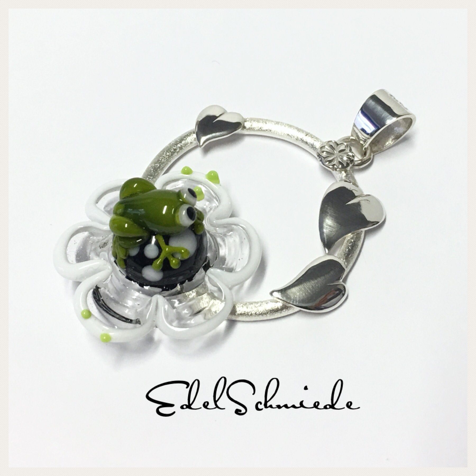 Edelschmiede925 Kettenanhänger Anhänger 925 Silber Glas Frosch auf Blüte - Unikat