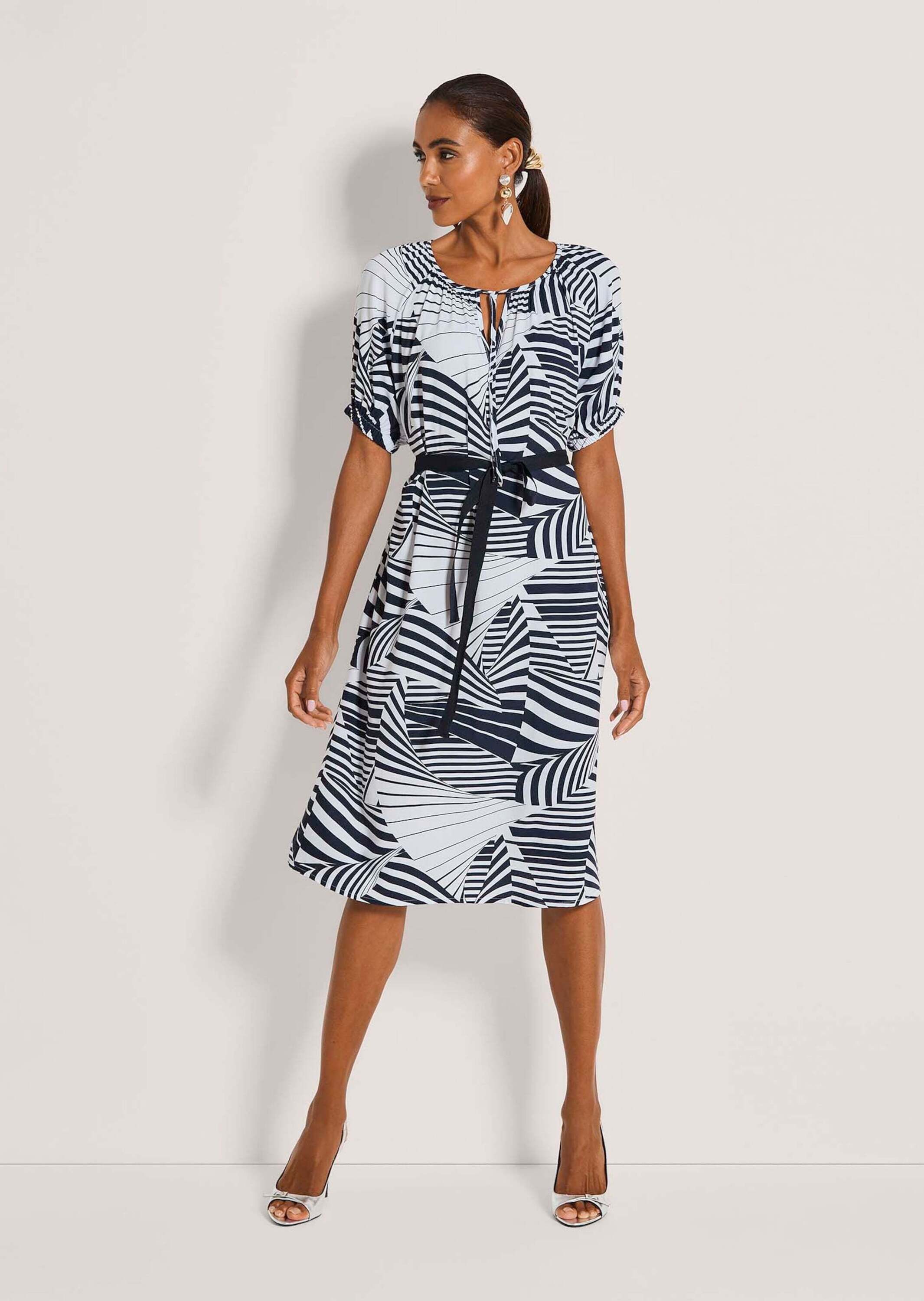 MADELEINE Maxikleid Druckkleid mit grafischem Muster Viskosekleid mit Rundhals, Bindeband, Kurzarm und Knielänge