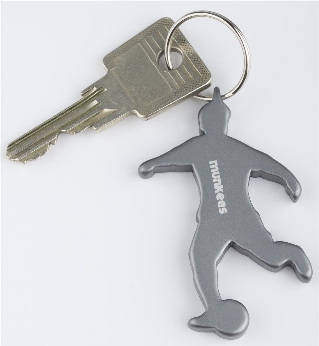 Munkees Flaschenöffner Fußballer-Anhänger Schlüsselanhänger aus eloxiertem Aluminium Silber (Packung, 1-tlg), Ultraleicht, robust & mit integriertem Flaschenöffner