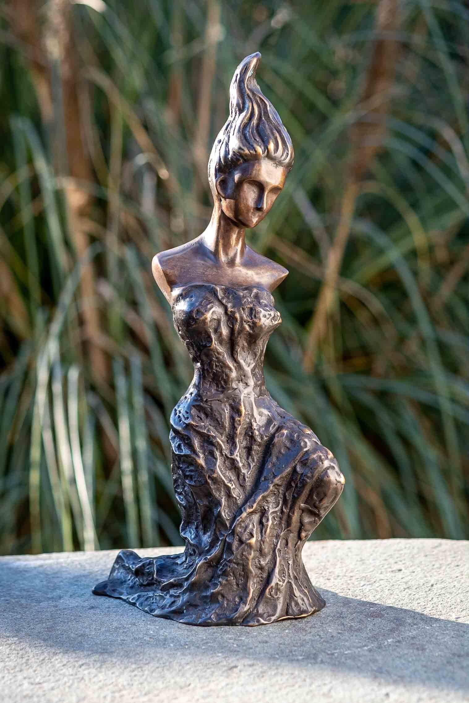 IDYL gegossen Wachsausschmelzverfahren Langlebig IDYL sehr Bronze robust – von Moderne in Hand Bronze-Skulptur und – Frost, und Die Frau, werden Bronze witterungsbeständig Gartenfigur gegen – in Modelle Regen patiniert. UV-Strahlung.