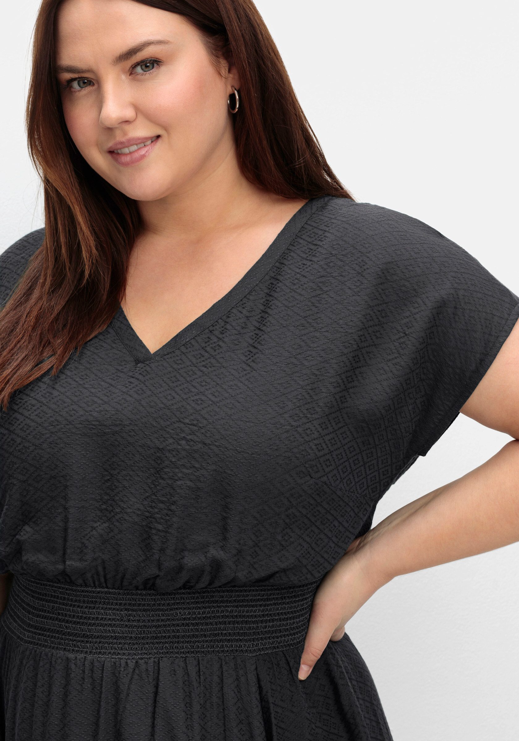 Sheego Etuikleid Maxikleid Kurzarm mit Smokbund und Volant am Saum – Bild 4 von 4