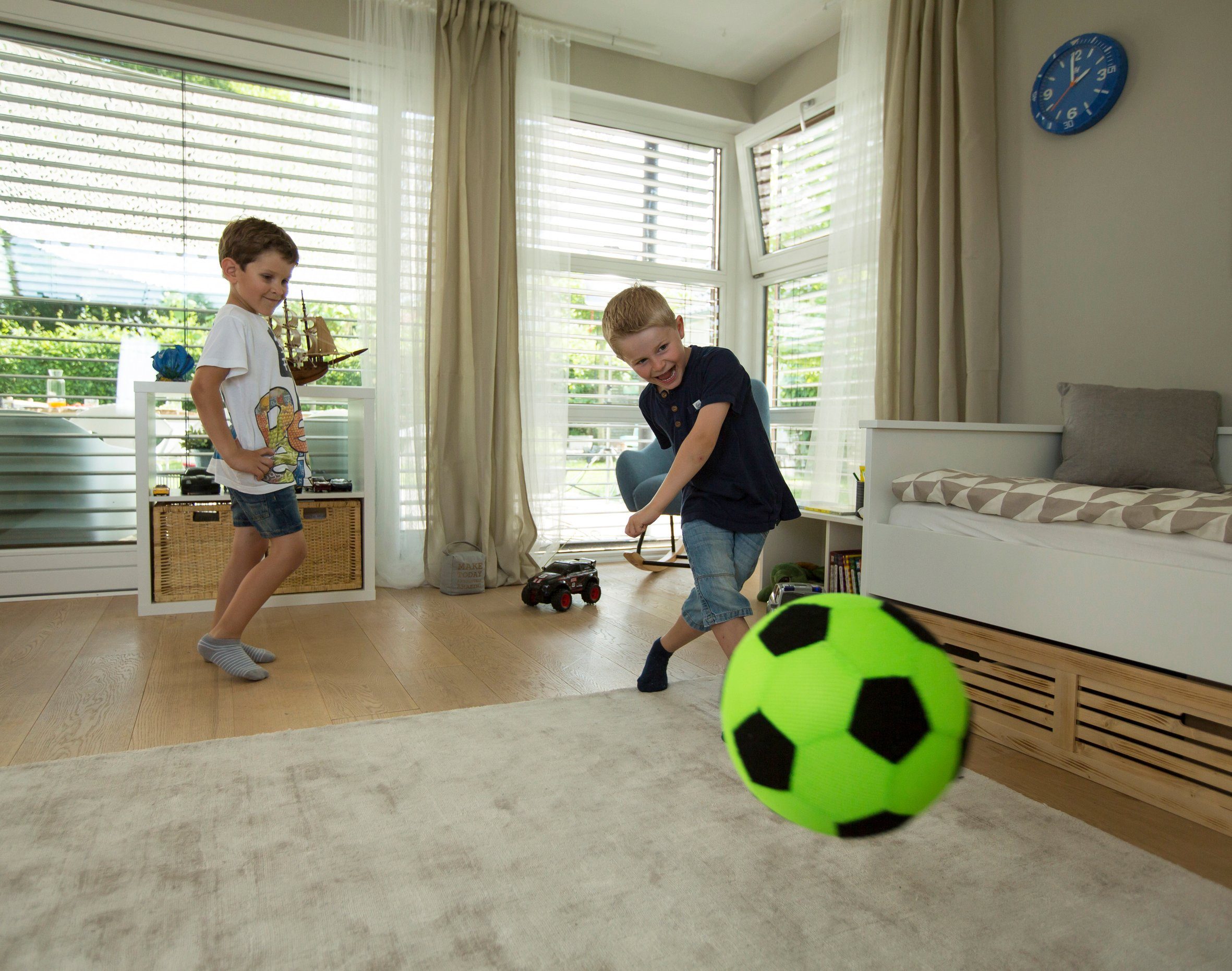 myminigolf Fußball Kick & (Set), mit cm 21 als Durchmesser, Torwand 2 Klett-Tellern selbstklebenden Stick