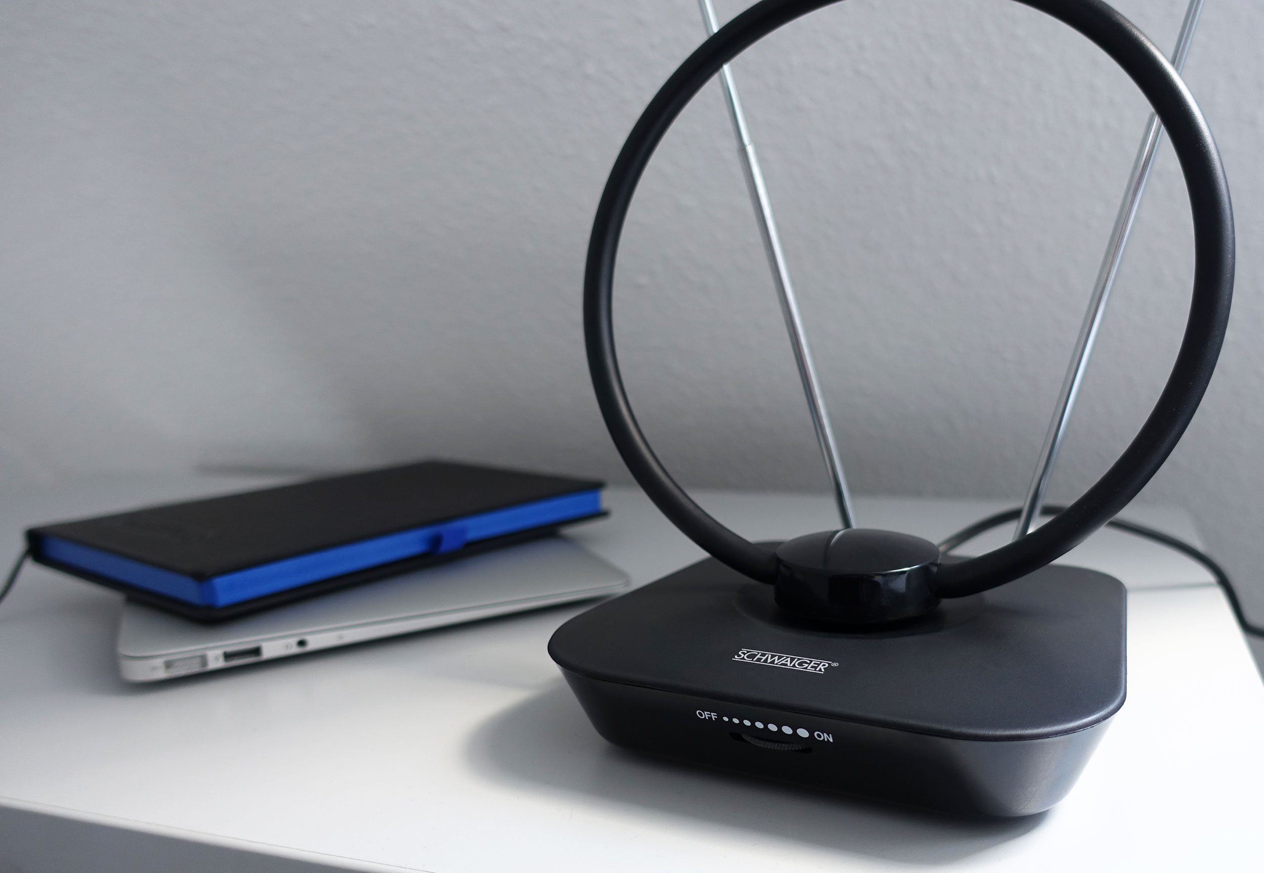 Schwaiger 720365 Innenantenne (für Innenbereich), Integ. Verstärker, schwenk-/neigbare Empfangsantenne, LTE-Sperrfilter