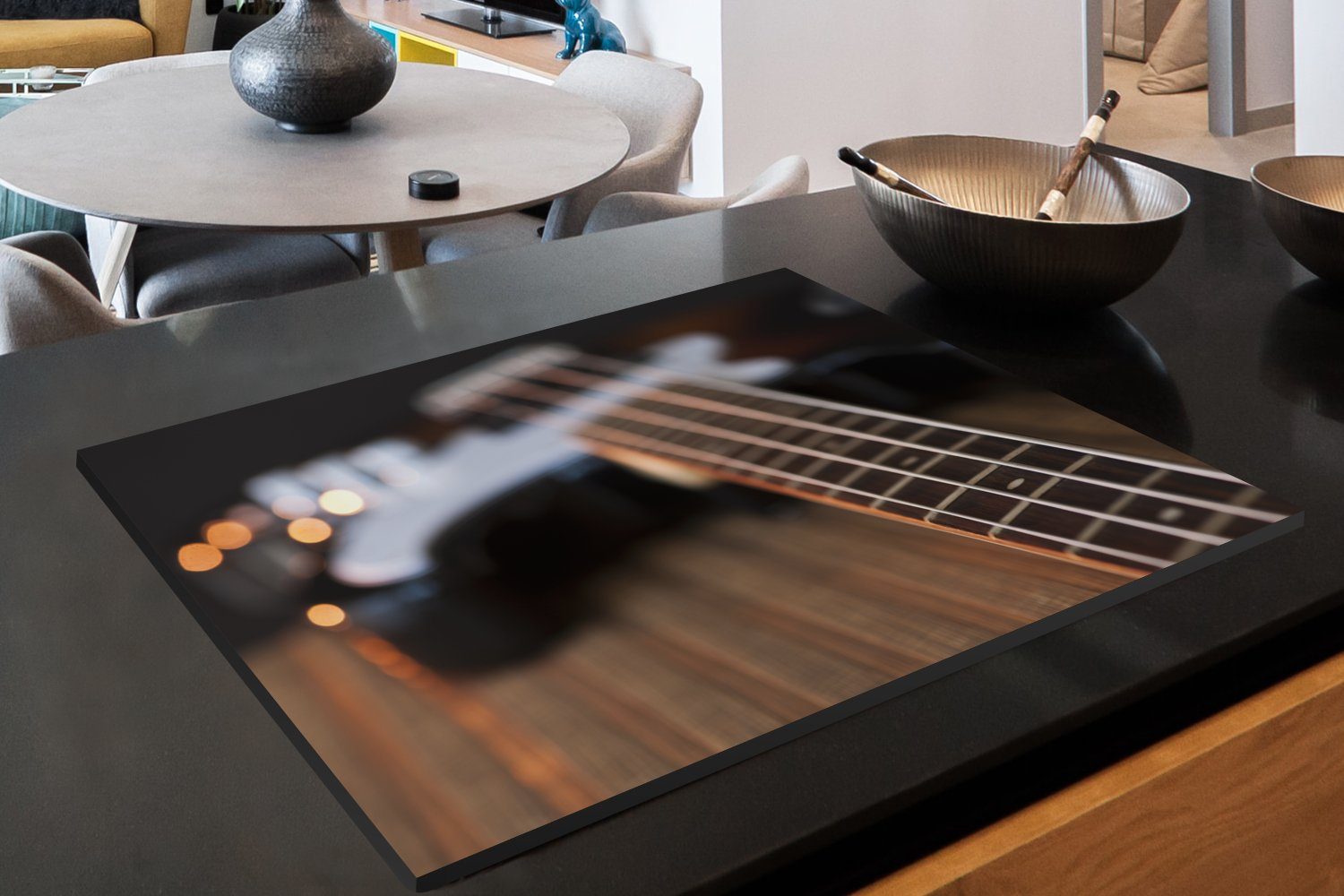 Schutz einem cm, Ceranfeldabdeckung liegt Bassgitarre Eine für küche, MuchoWow Induktionskochfeld (1 Vinyl, 81x52 tlg), Tisch, auf Herdblende-/Abdeckplatte die