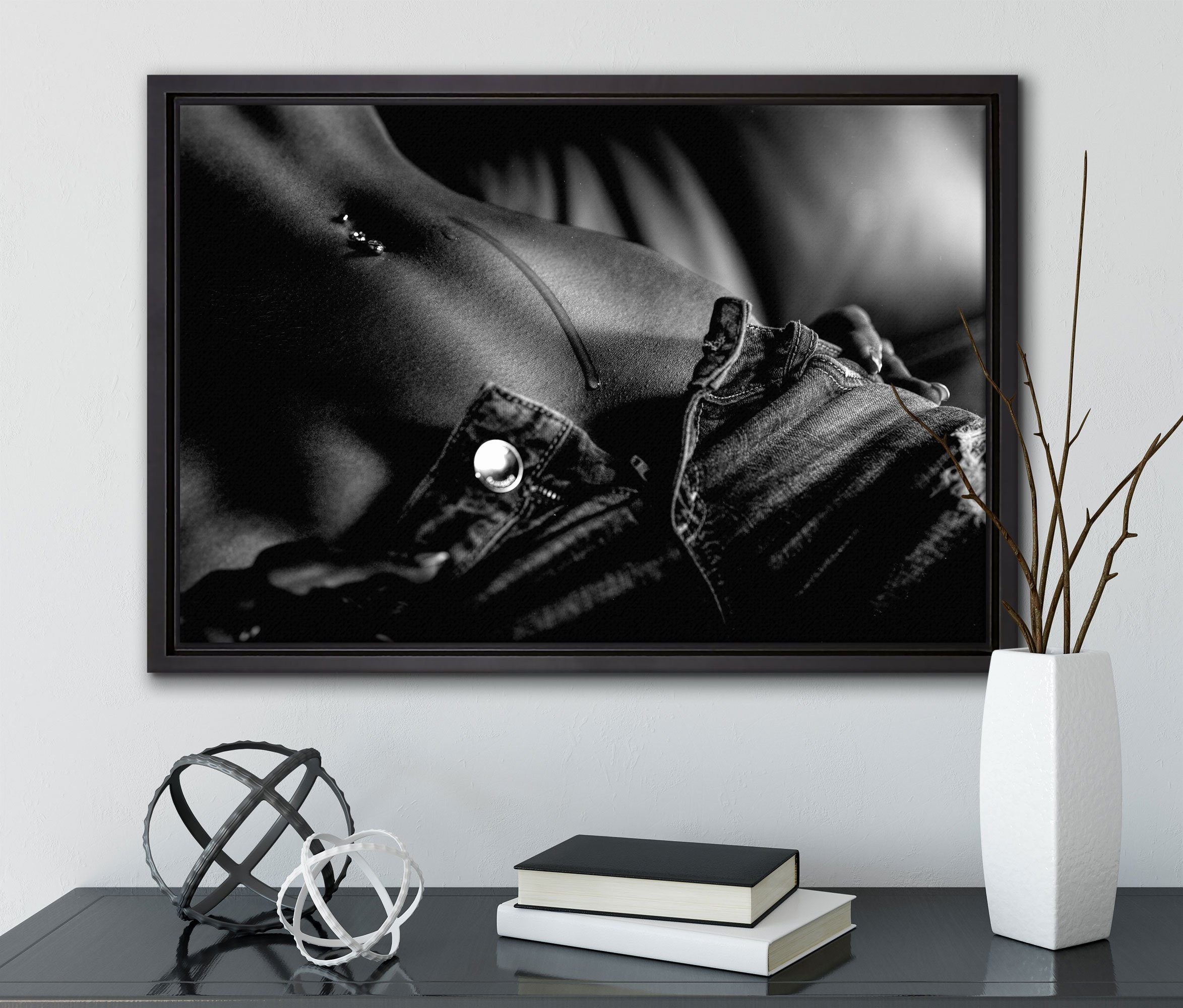 Pixxprint Leinwandbild Schweißperle auf Frauenbauch, in Monochrome, fertig einem Schattenfugen-Bilderrahmen (1 Wanddekoration Zackenaufhänger bespannt, St), inkl. Leinwandbild gefasst