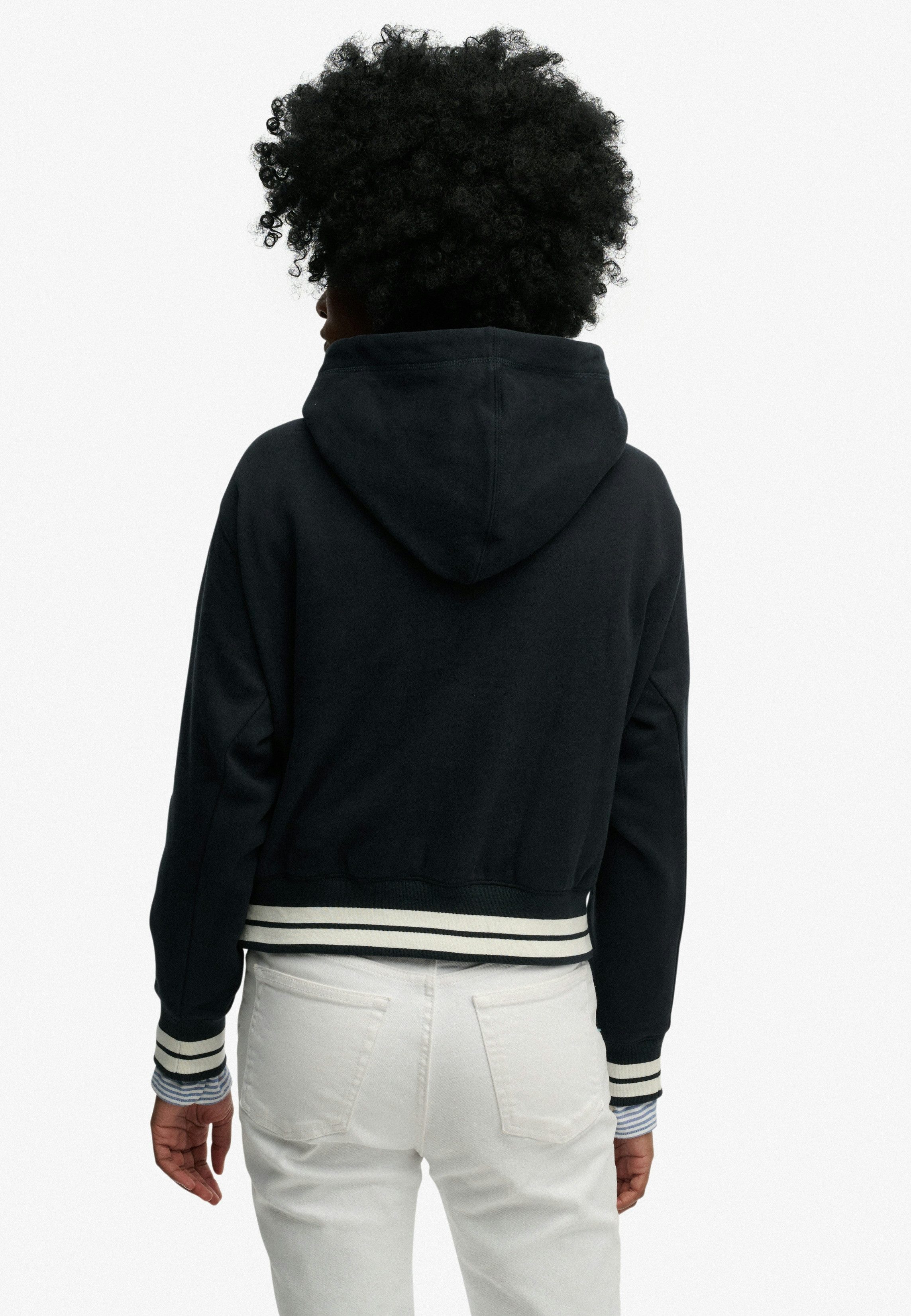 Superdry Kapuzensweatshirt COUNTRY CLUB VARSITY HOOD besondere Stickerei in glänzender Optik