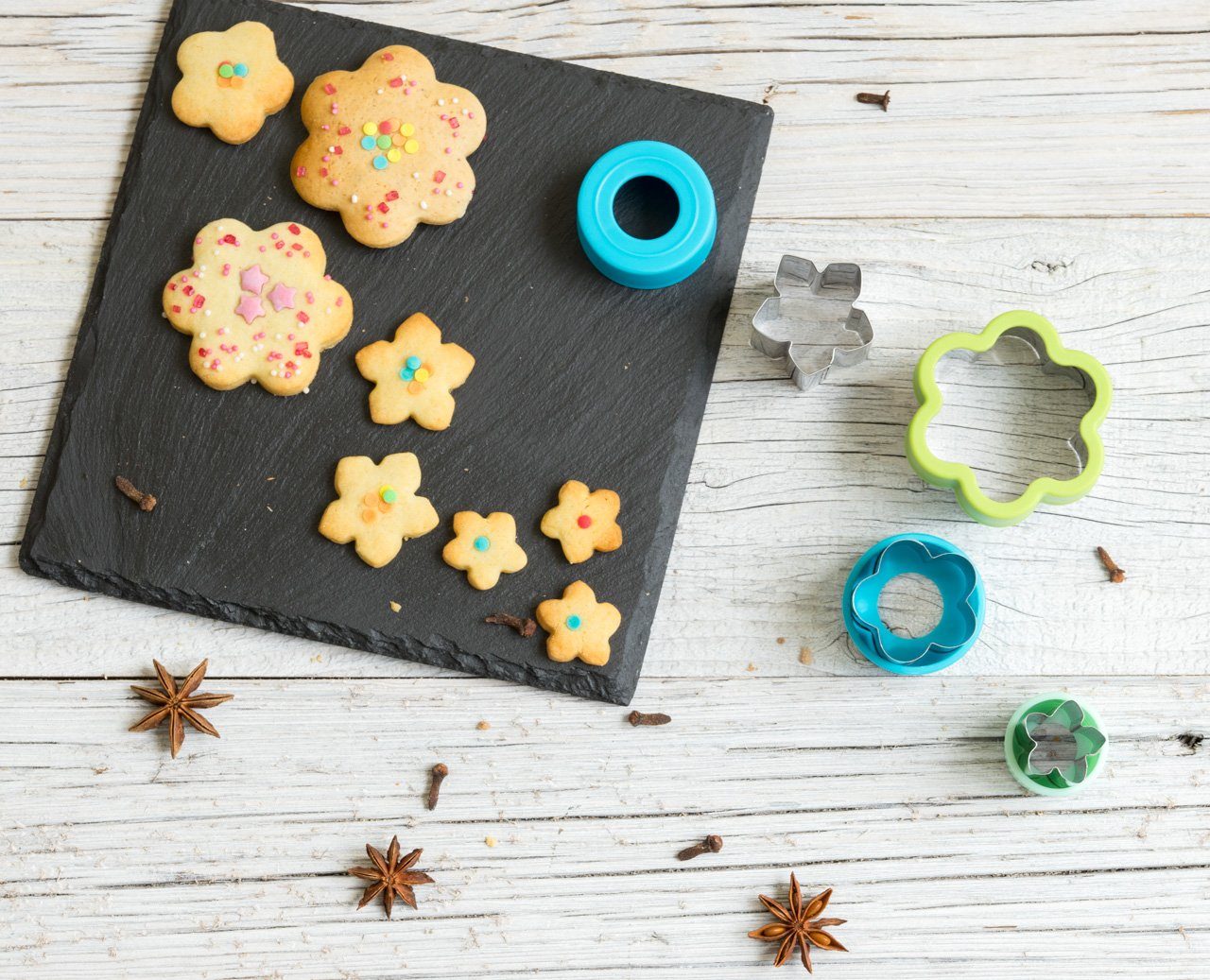 LEKKABOX Ausstechform 5er Set Blumen - Edelstahl Ausstecher für Brot Gemüse Obst Plätzchen, Hervorragend zum Ausstechen von Käse, Obst, Gemüse & Co.