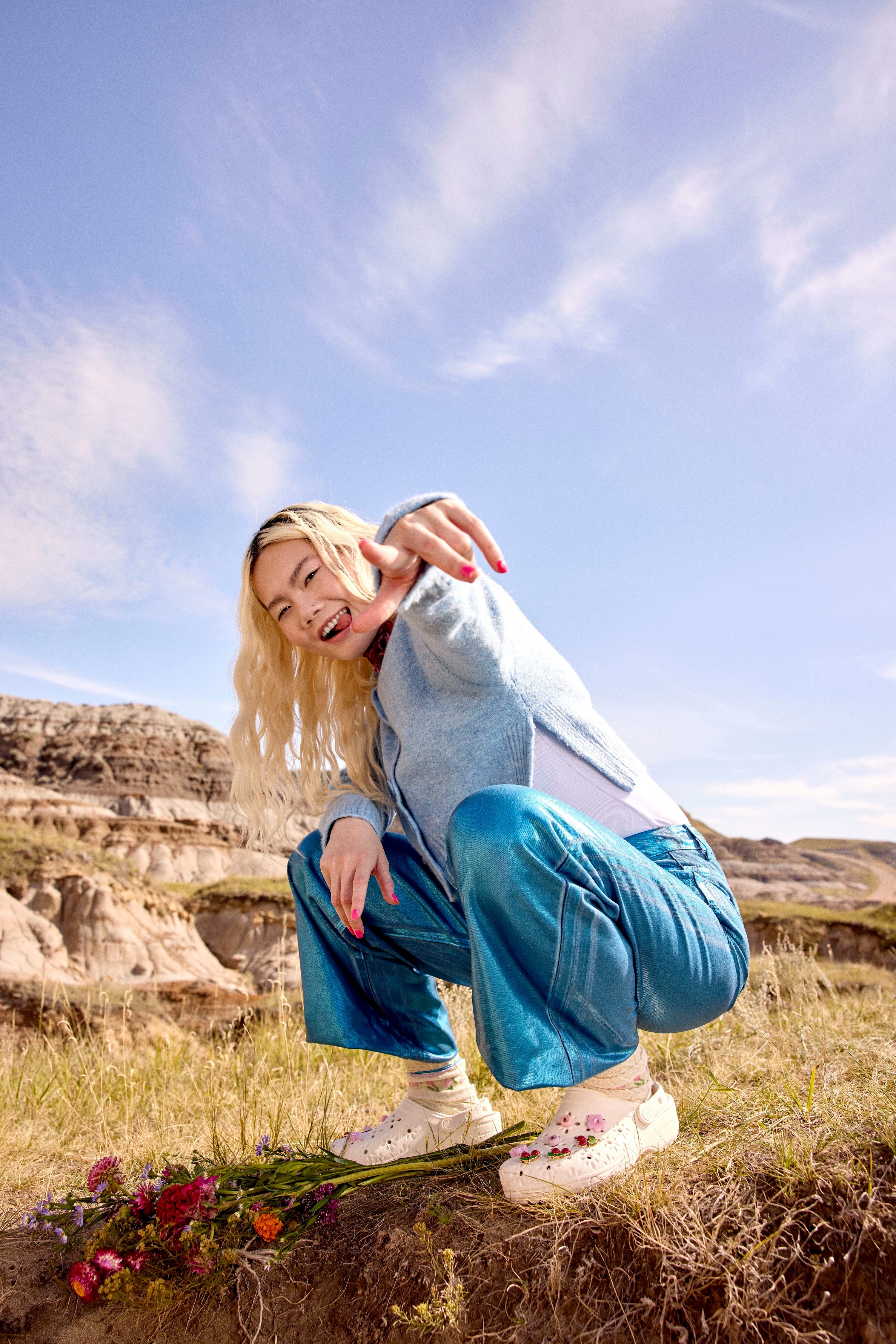 Crocs Classic Floral Cut Out Clog Clog, Sandale, Sommerschuh, Loafer mit Lüftungsöffnungen in Blütenstruktur