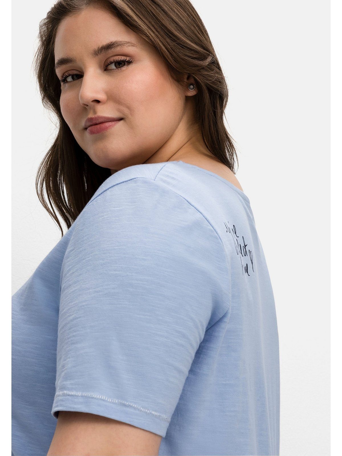 auf der mittelblau T-Shirt Große hinten Sheego Print mit Schulter Größen