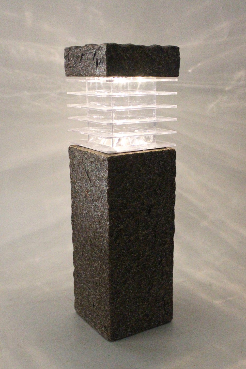 Arnusa LED Solarleuchte Sockelleuchte in Steinoptik 43,5 x 12 cm Gartenlampe Wegeleuchte, Tageslichtsensor, LED fest integriert, warmweiß, Mit Erdspieß oder Sockelmontage