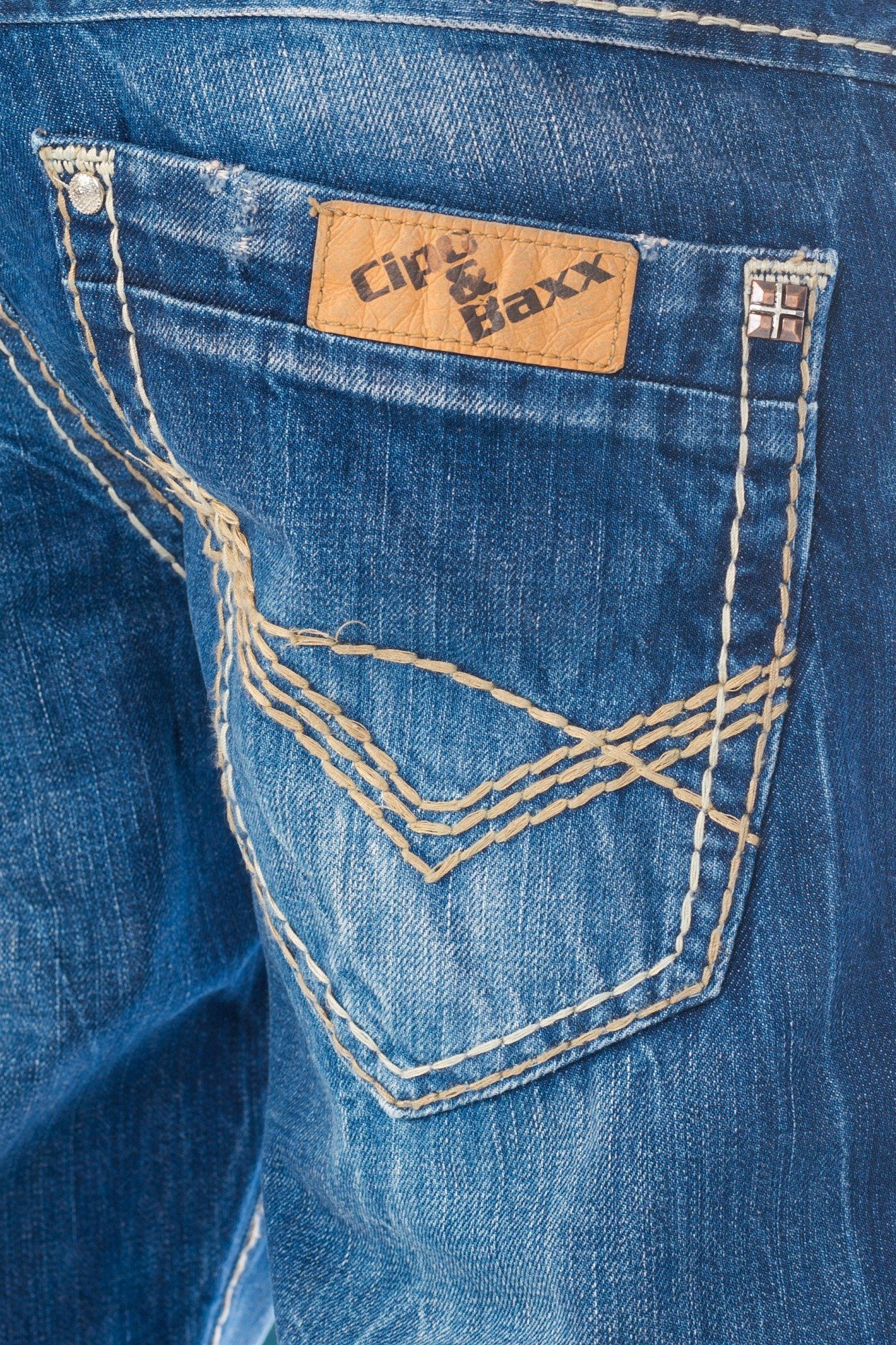 Cipo & Baxx Regular-fit-Jeans Herren Jeans mit modischen Nähten Stylische Kontrastnähte und kleine Abriebstellen in der Waschung – Bild 5 von 5
