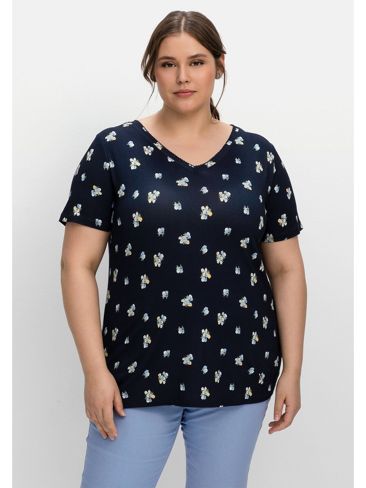 Sheego T-Shirt Große Größen mit und V-Ausschnitt Allover-Blümchendruck