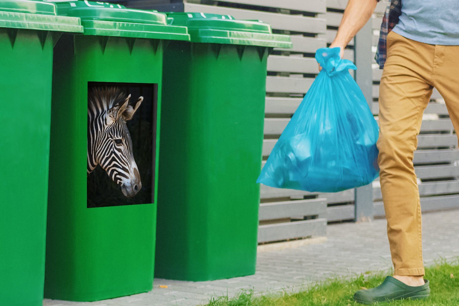 MuchoWow Wandsticker Nahaufnahme eines Zebras St), schwarzem Sticker, Abfalbehälter Container, Hintergrund Mülltonne, (1 Mülleimer-aufkleber, auf