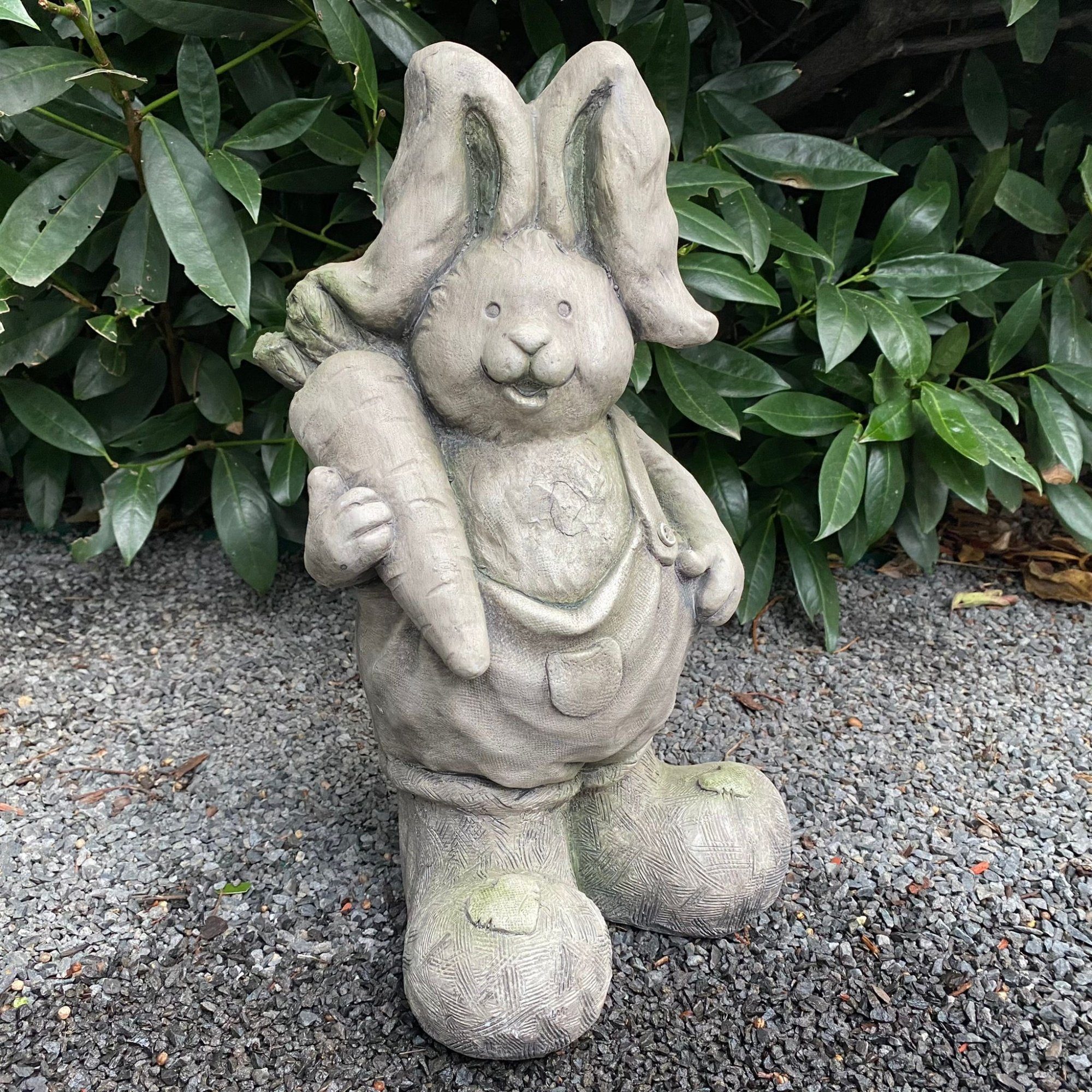 Aspinaworld Gartenfigur Hase Figur mit Möhre in der Hand 40 cm Gartendeko | Figuren