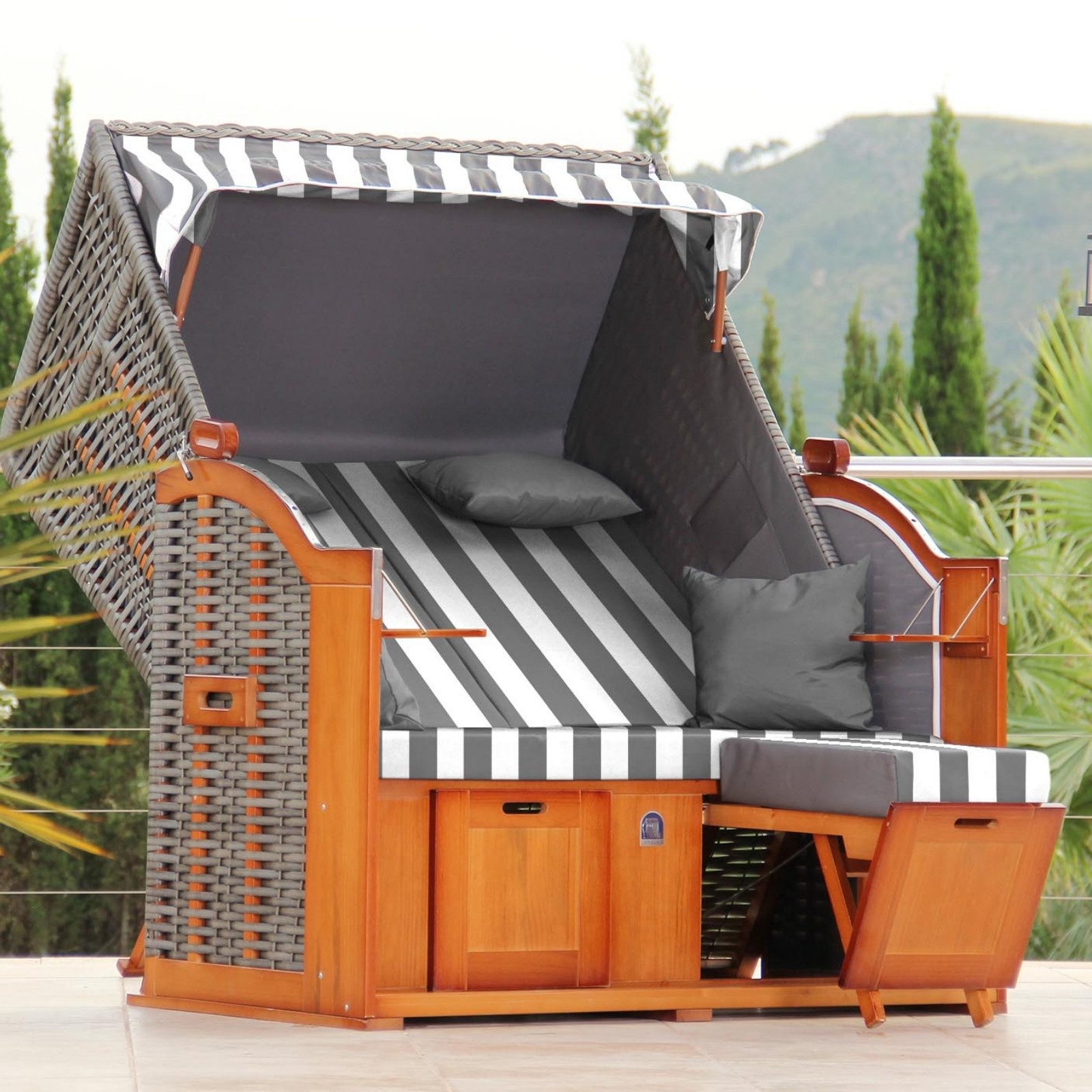 DERKORB Strandkorb Der Klassiker 2 Sitzer, Grau Weiß Blockstreifen, BxTxH: 137x78x166 cm, Volllieger, Ostsee-Modell DER KLASSIKER, 2-Sitzer, inkl. Wurf und Nackenkissen und montierten Strandkorbrollen