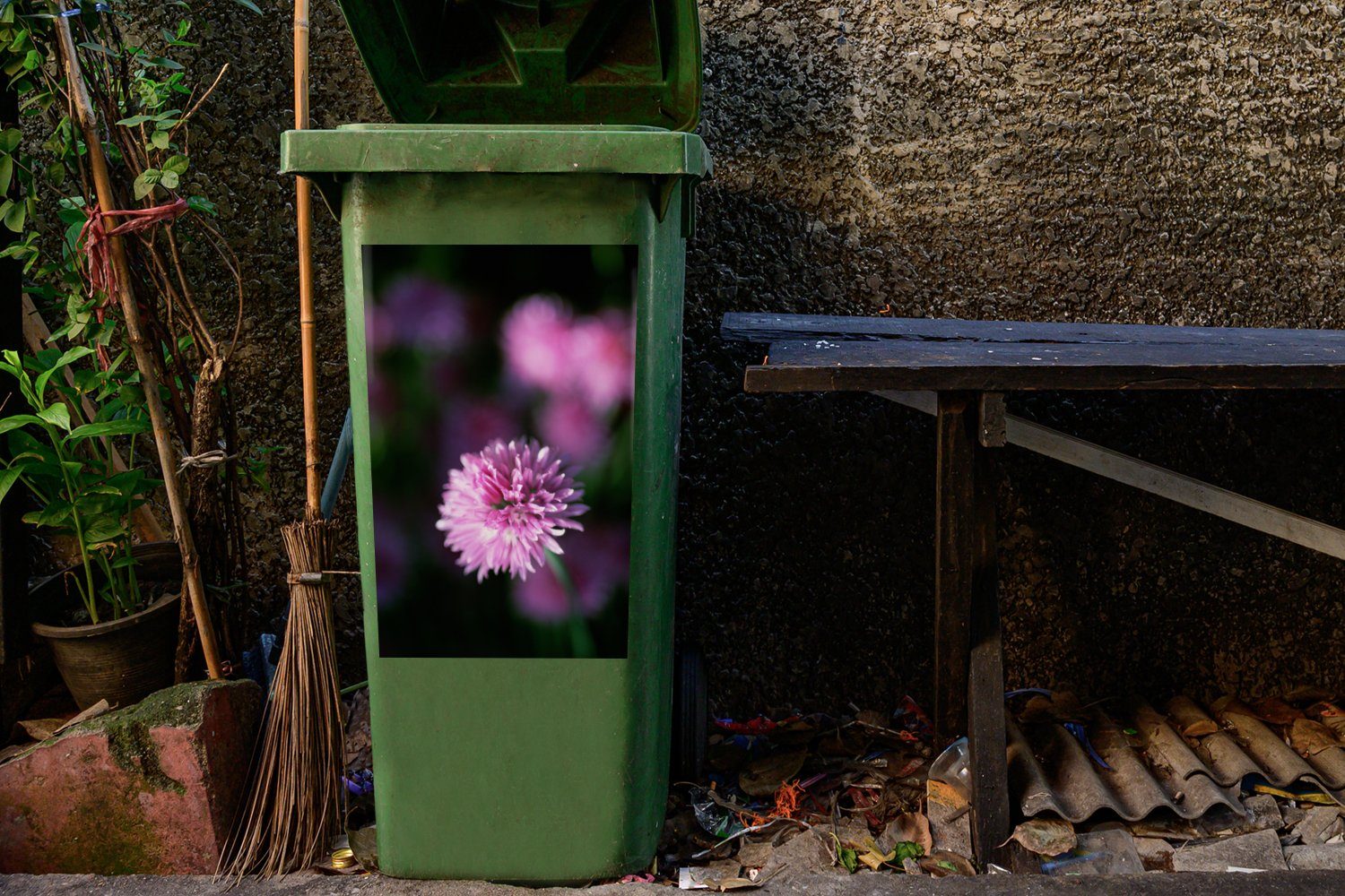 Wandsticker Container, Abfalbehälter MuchoWow Sticker, eines St), Mülltonne, Schnittlauchgewächses (1 Blüte Mülleimer-aufkleber,